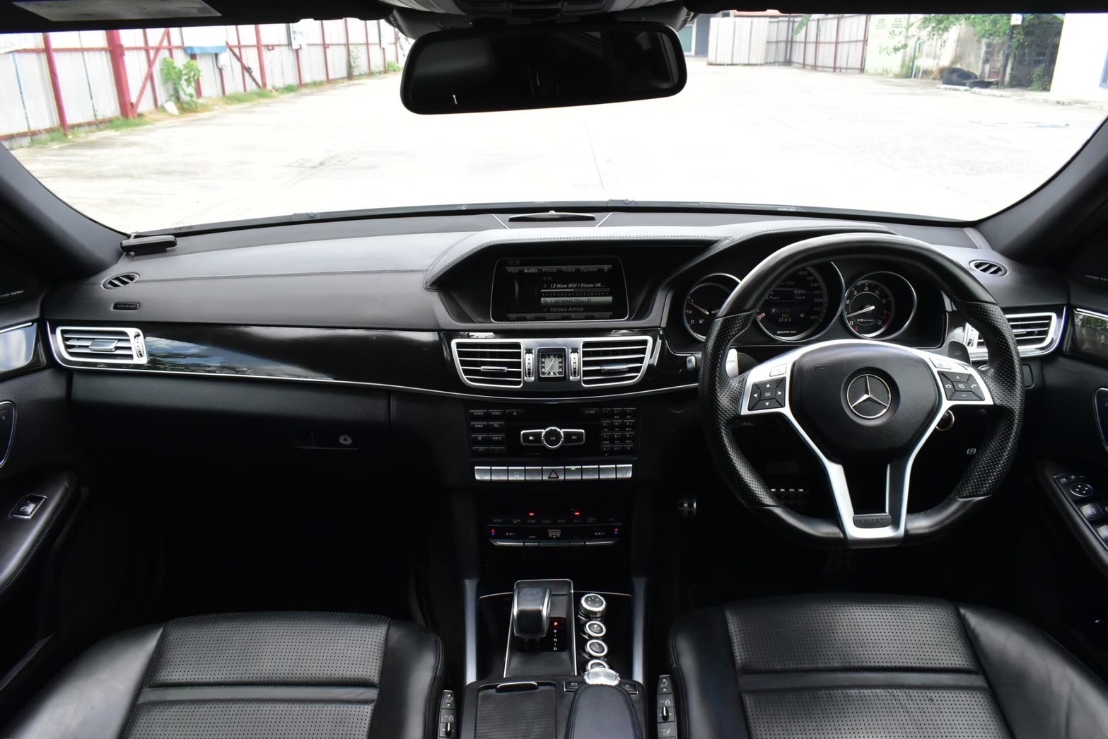 Mercedesbenz E63 AMG (E250 CGI) เกียร์:ออโต้ เครื่อง:เบนซิน สี:ขาว ปี:2011 (รูปที่ 19)