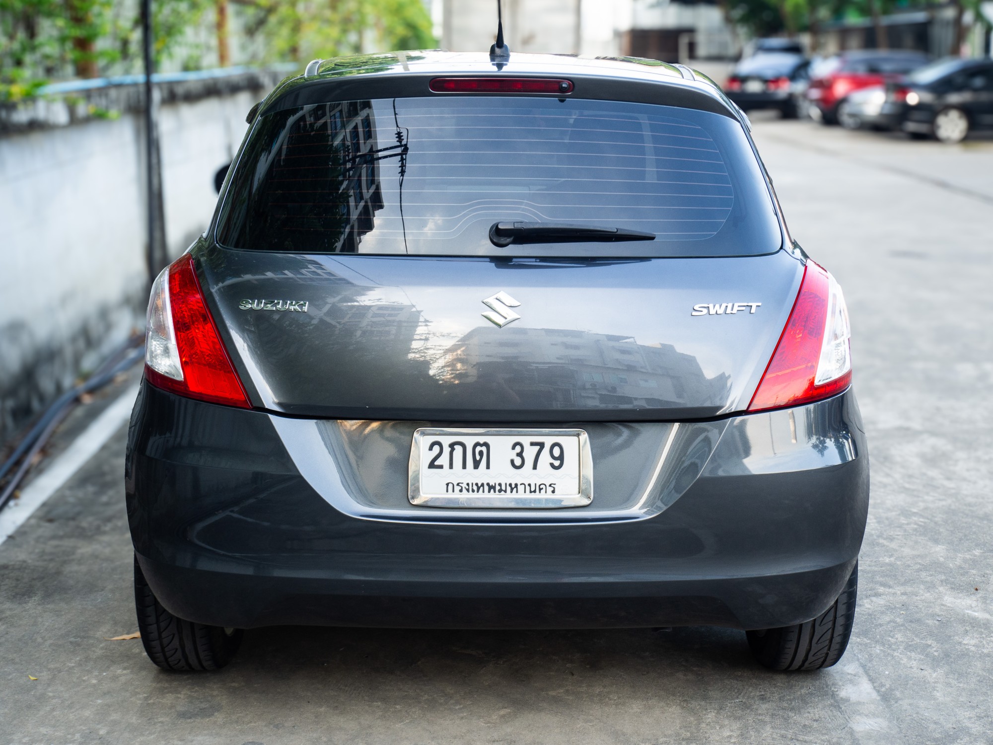 2013 Suzuki Swift สีเทา (รูปที่ 2)
