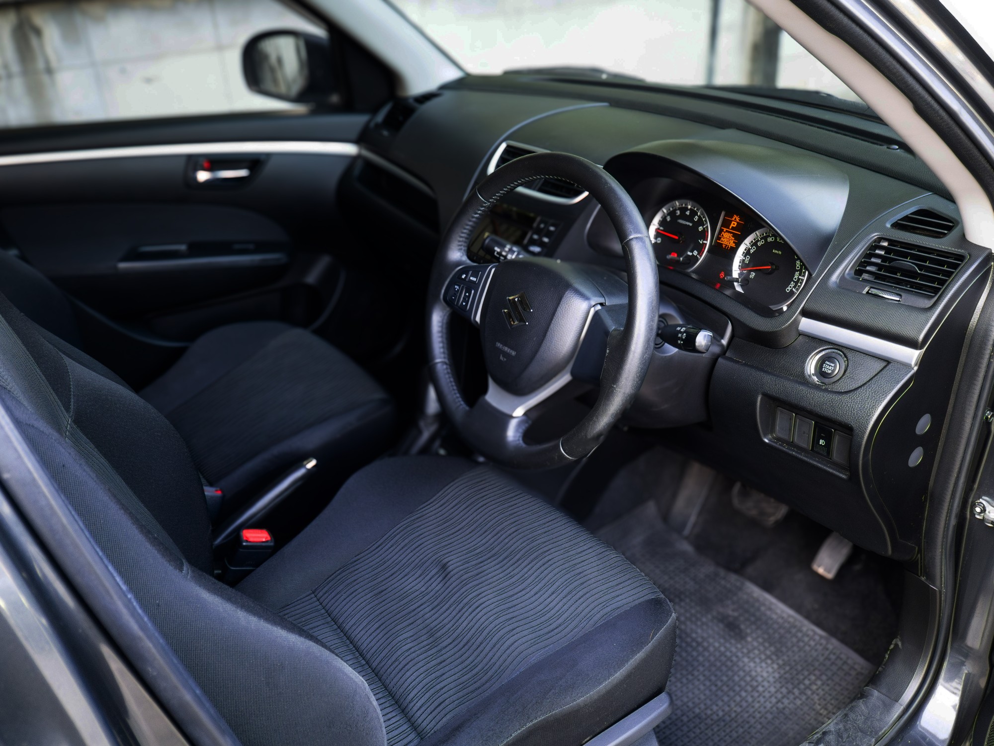 2013 Suzuki Swift สีเทา (รูปที่ 12)