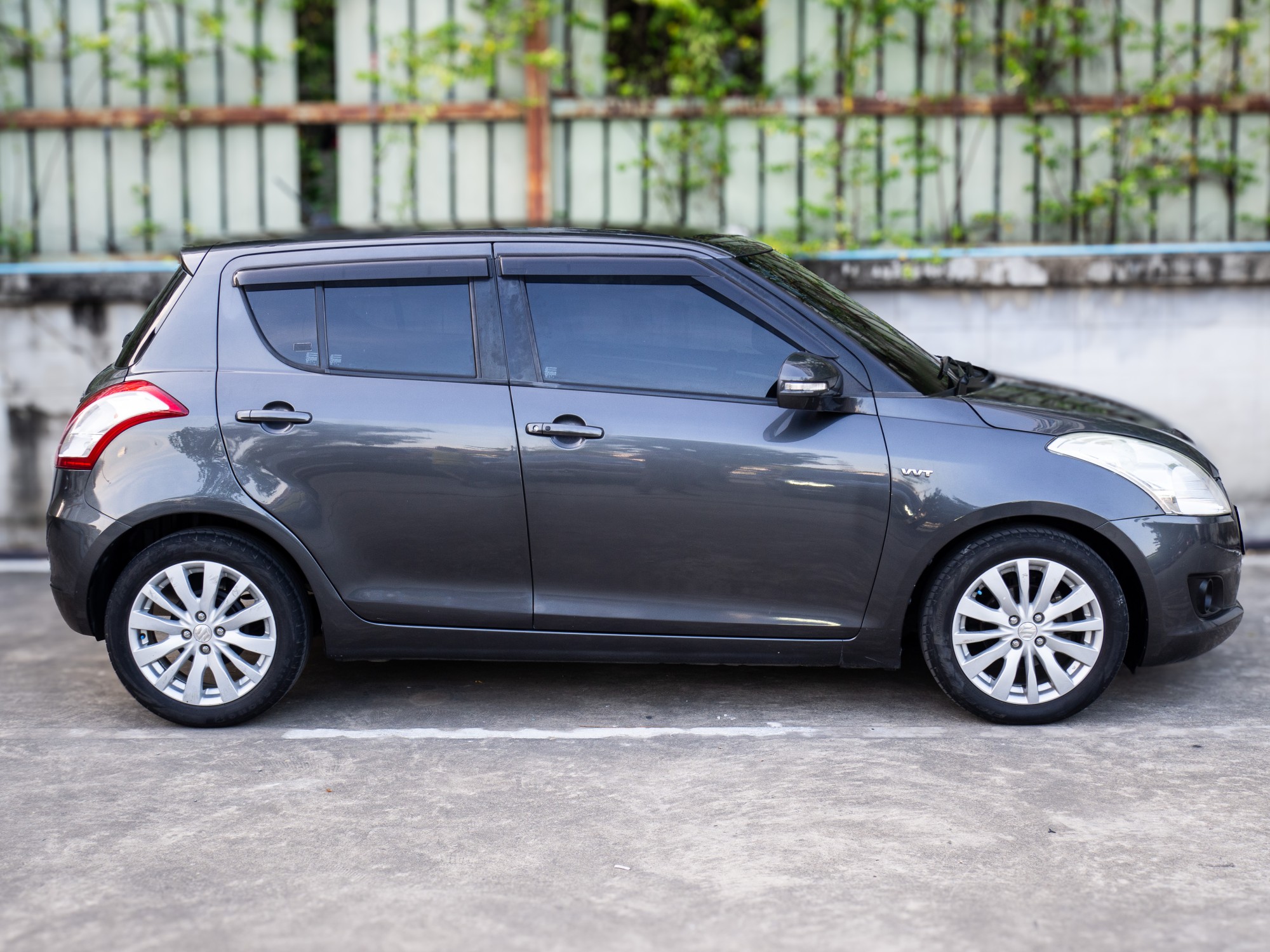 2013 Suzuki Swift สีเทา (รูปที่ 5)