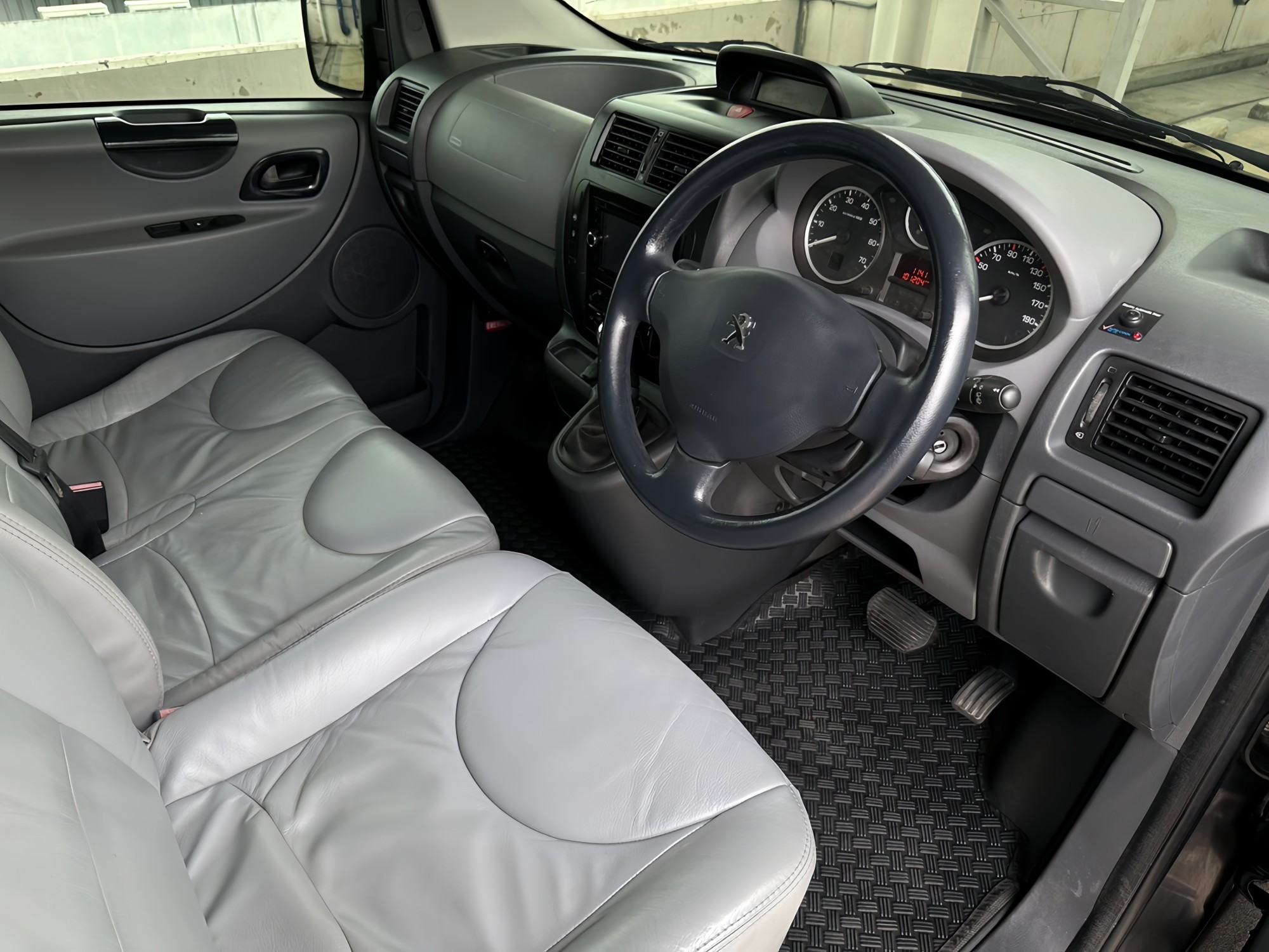 2016 Peugeot Expert สีดำ (รูปที่ 11)