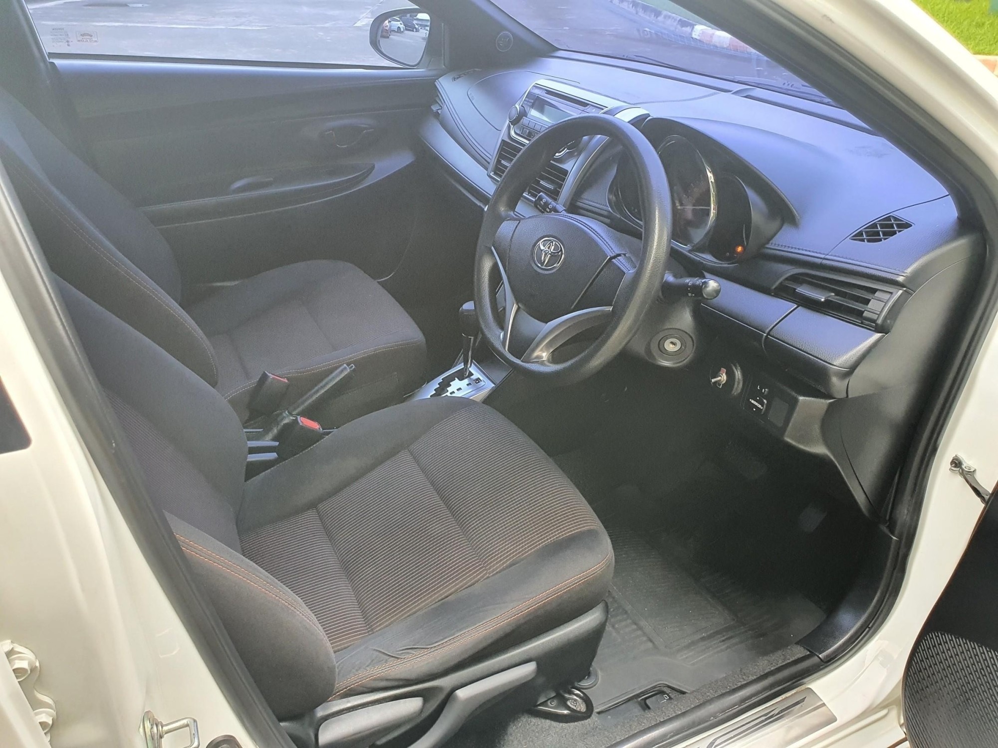 TOYOTA YARIS ECO, 1.2 E ปี 2014 รถสวย ดูแลรักษาดีมาก (รูปที่ 6)