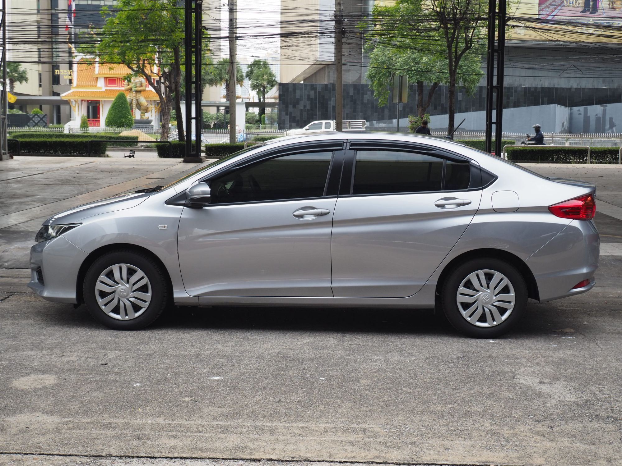 2016 Honda City สีเทา (รูปที่ 17)