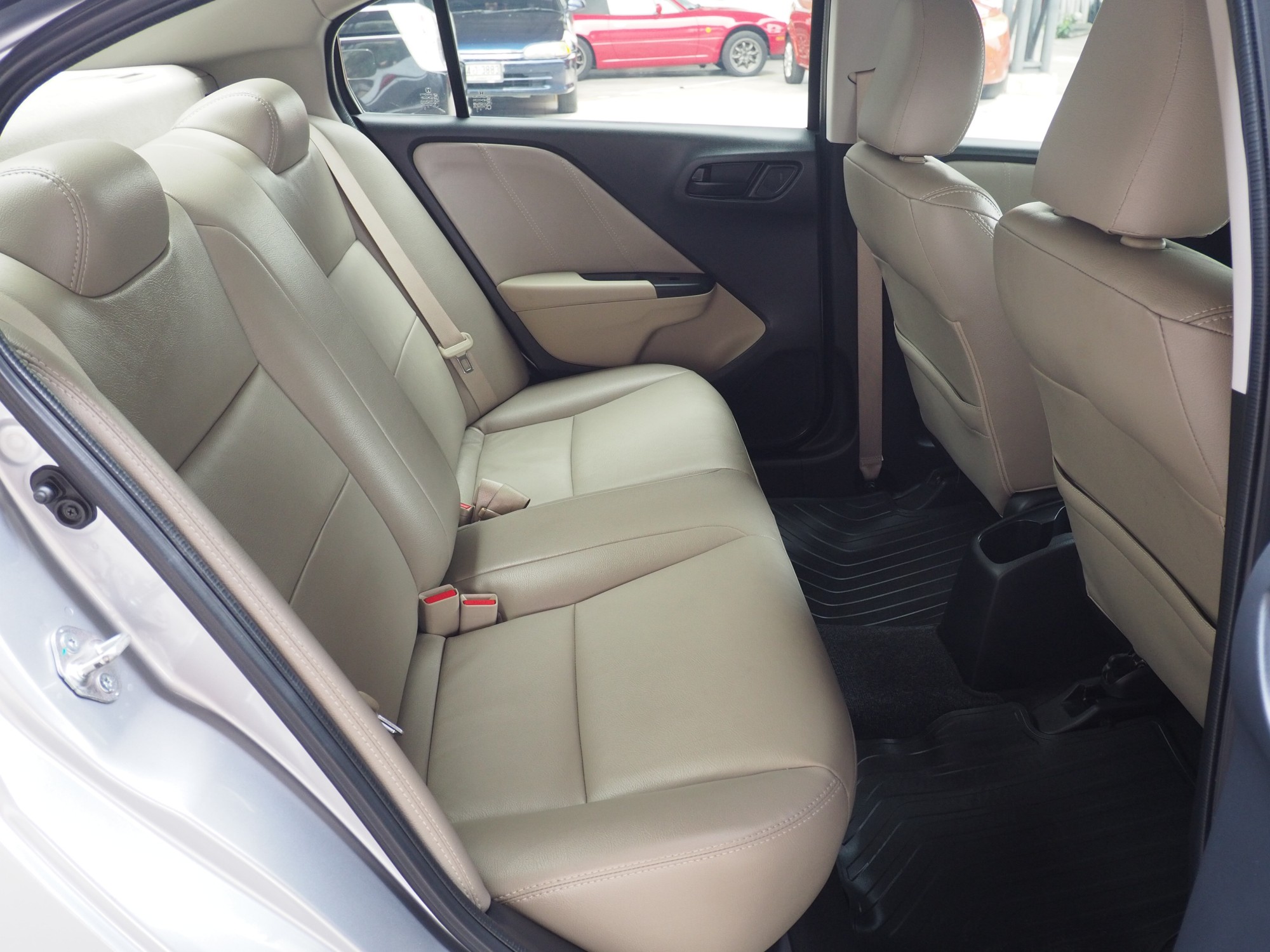 2016 Honda City สีเทา (รูปที่ 6)