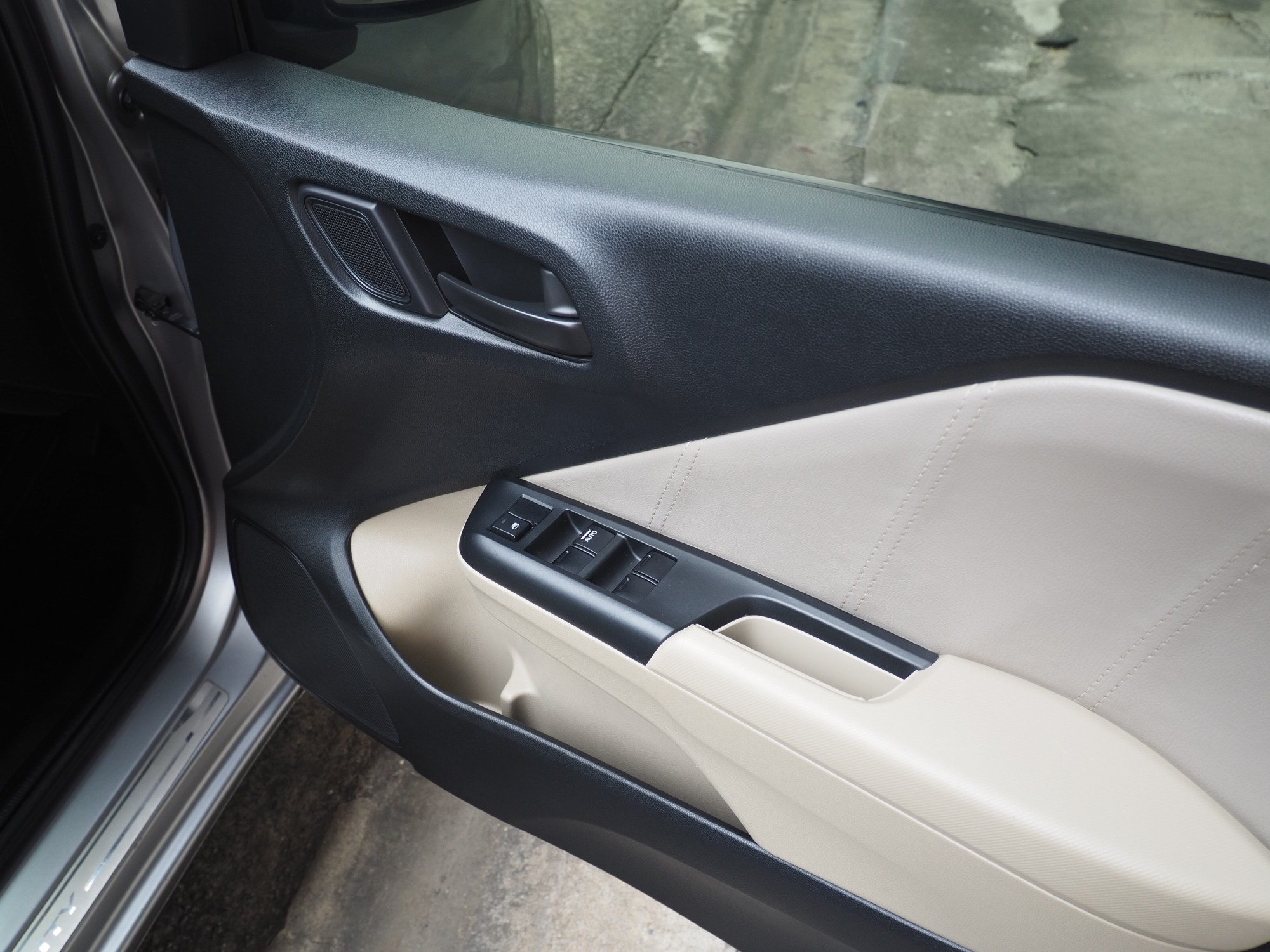 2016 Honda City สีเทา (รูปที่ 19)