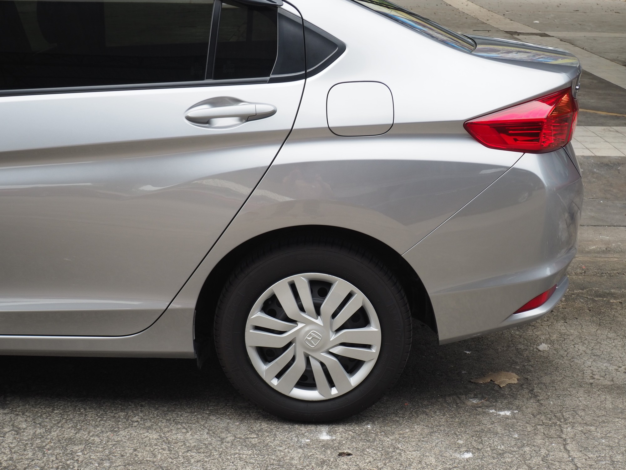 2016 Honda City สีเทา (รูปที่ 8)