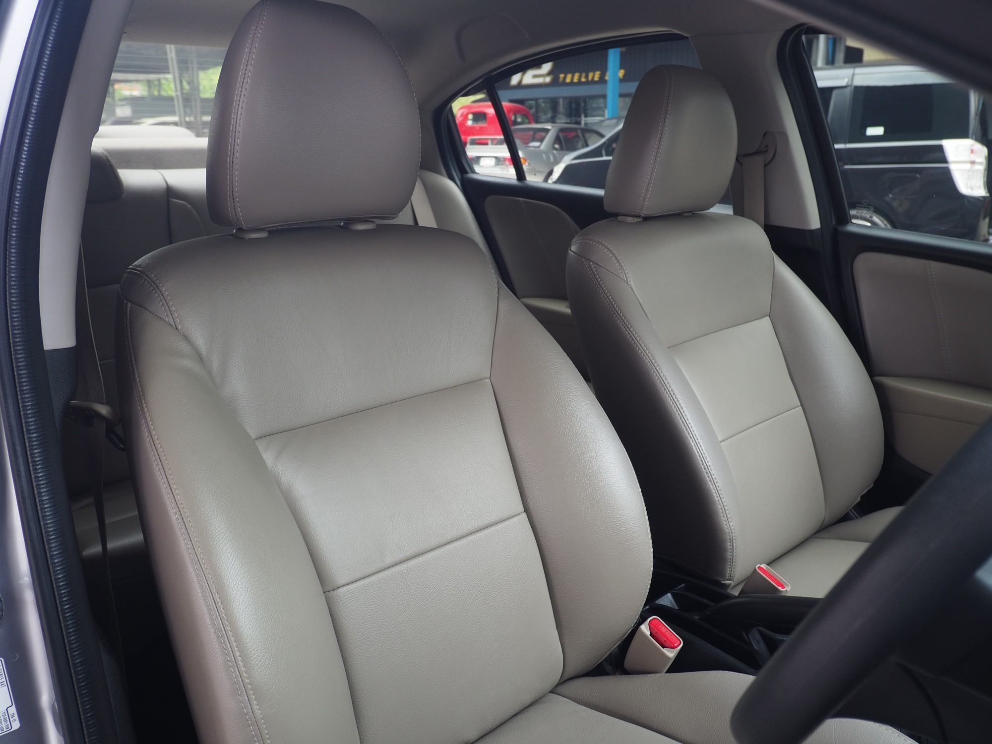 2016 Honda City สีเทา (รูปที่ 10)