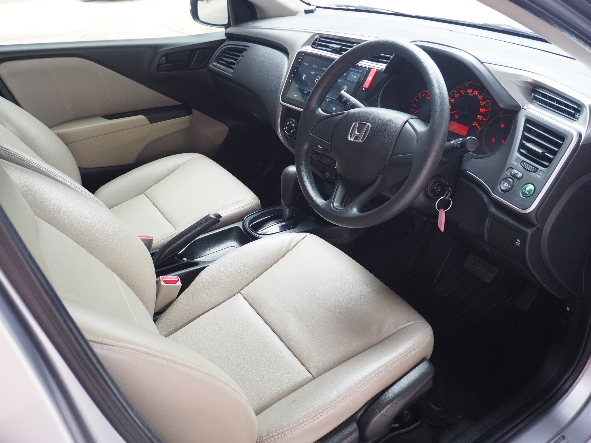 2016 Honda City สีเทา (รูปที่ 4)