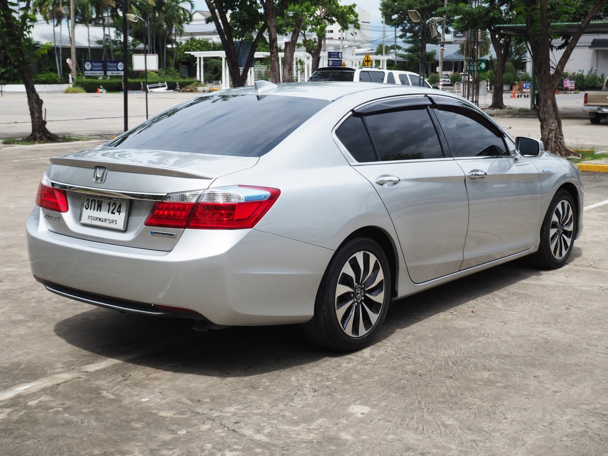 2014 Honda Accord สีเงิน (รูปที่ 9)