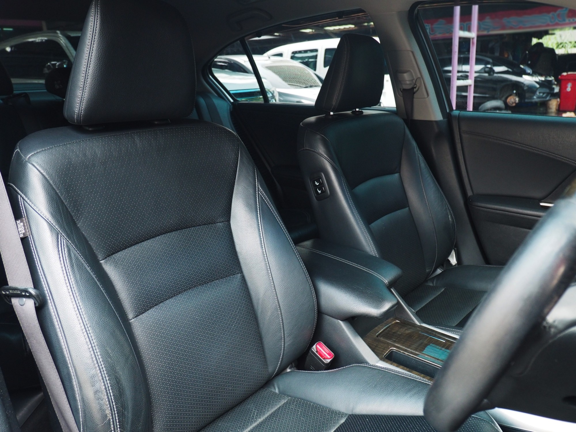 2014 Honda Accord สีเงิน (รูปที่ 18)