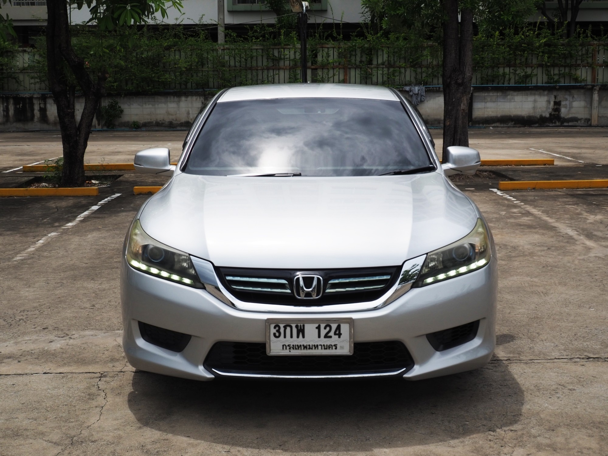 2014 Honda Accord สีเงิน (รูปที่ 2)