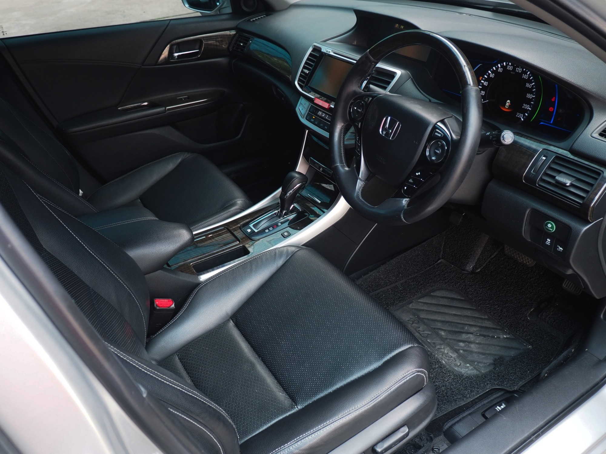 2014 Honda Accord สีเงิน (รูปที่ 13)
