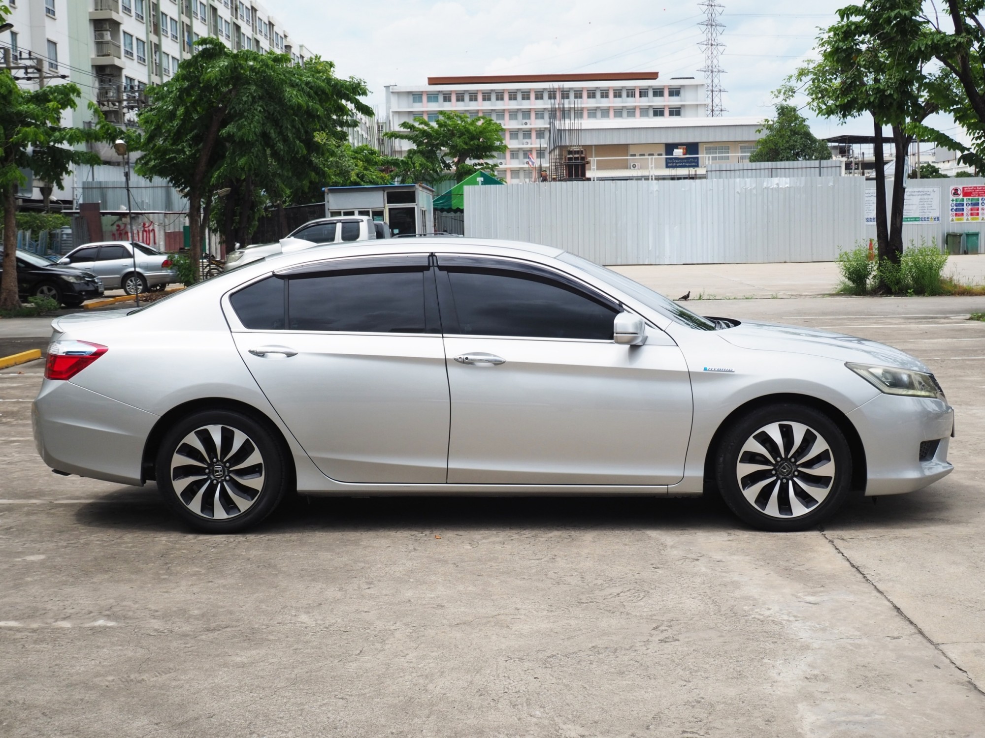 2014 Honda Accord สีเงิน (รูปที่ 8)