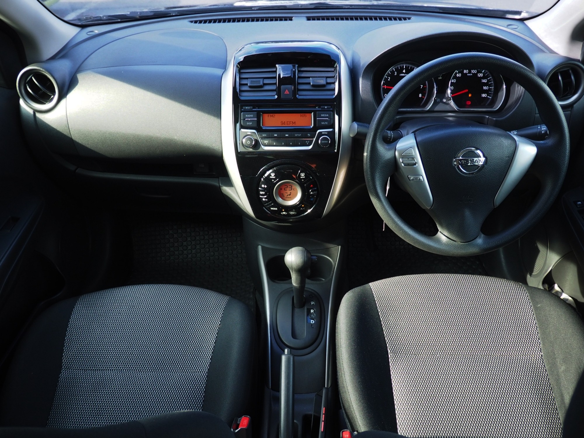 2015 Nissan Almera สีดำ (รูปที่ 19)