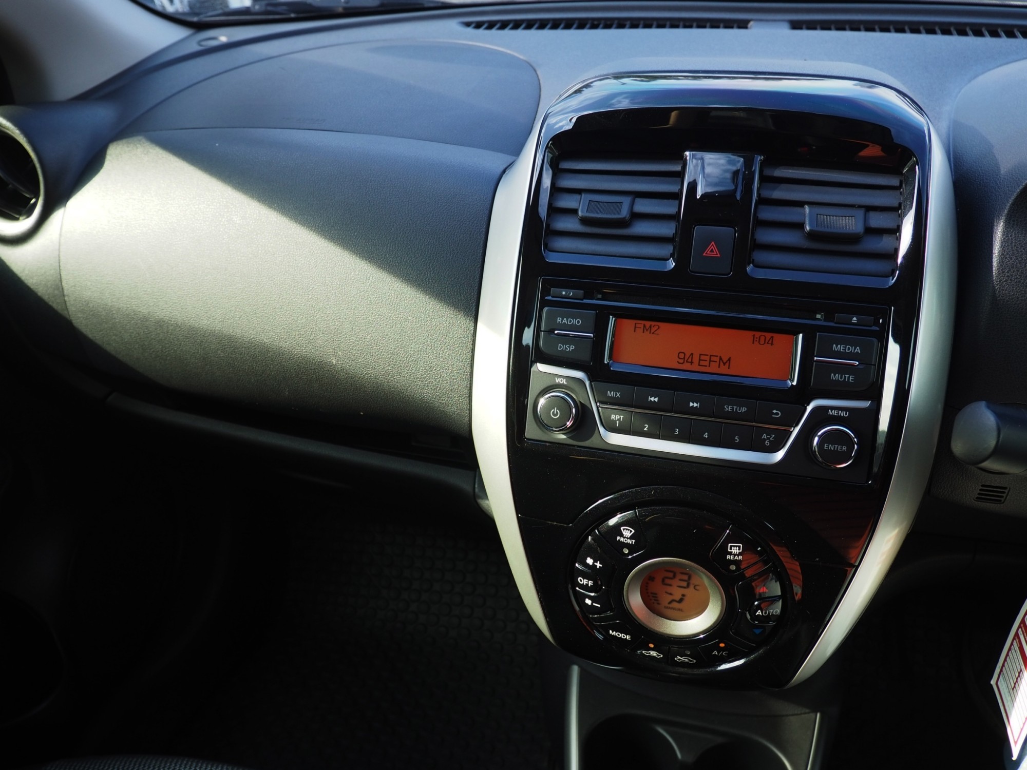 2015 Nissan Almera สีดำ (รูปที่ 5)