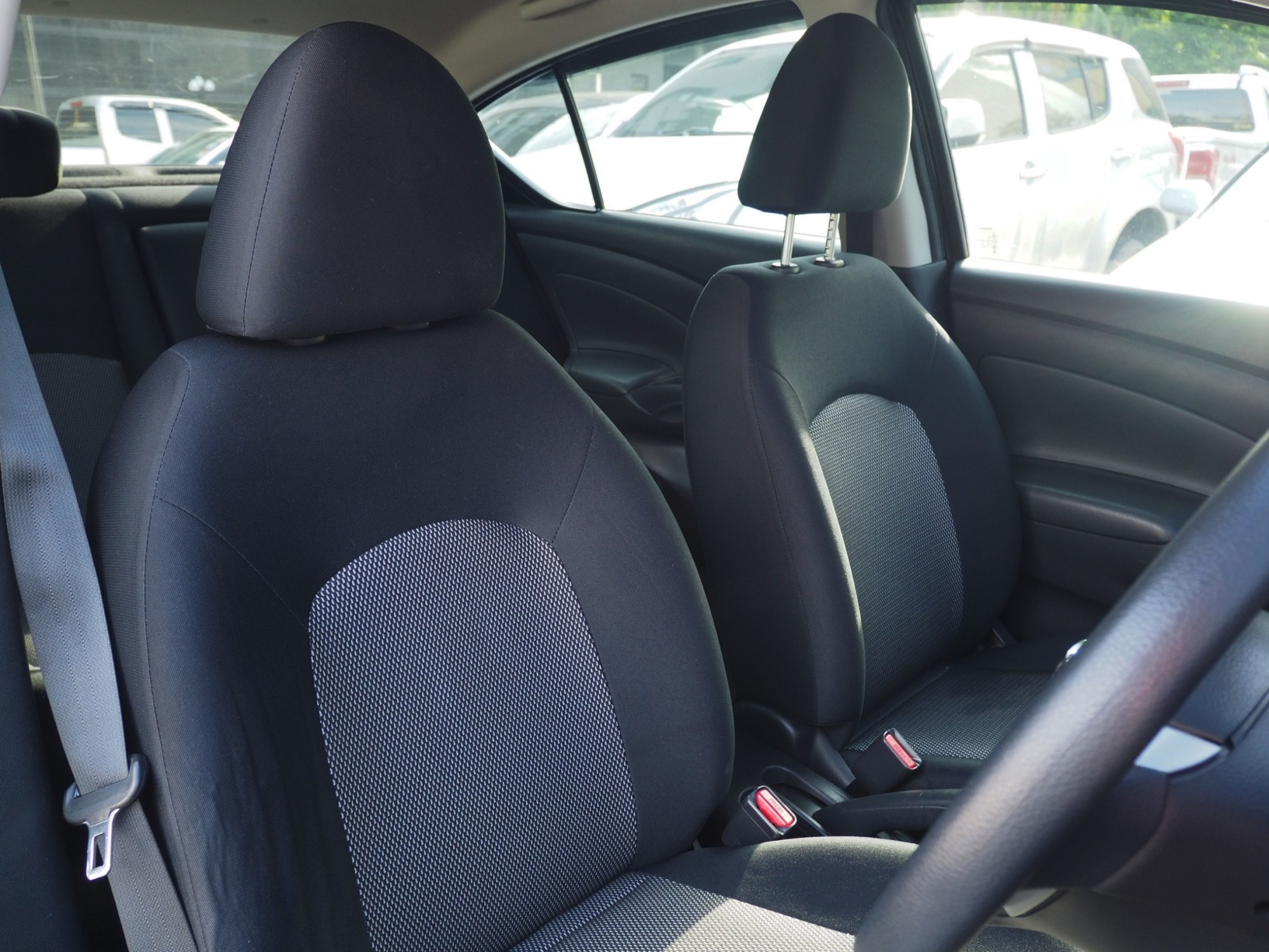 2015 Nissan Almera สีดำ (รูปที่ 14)