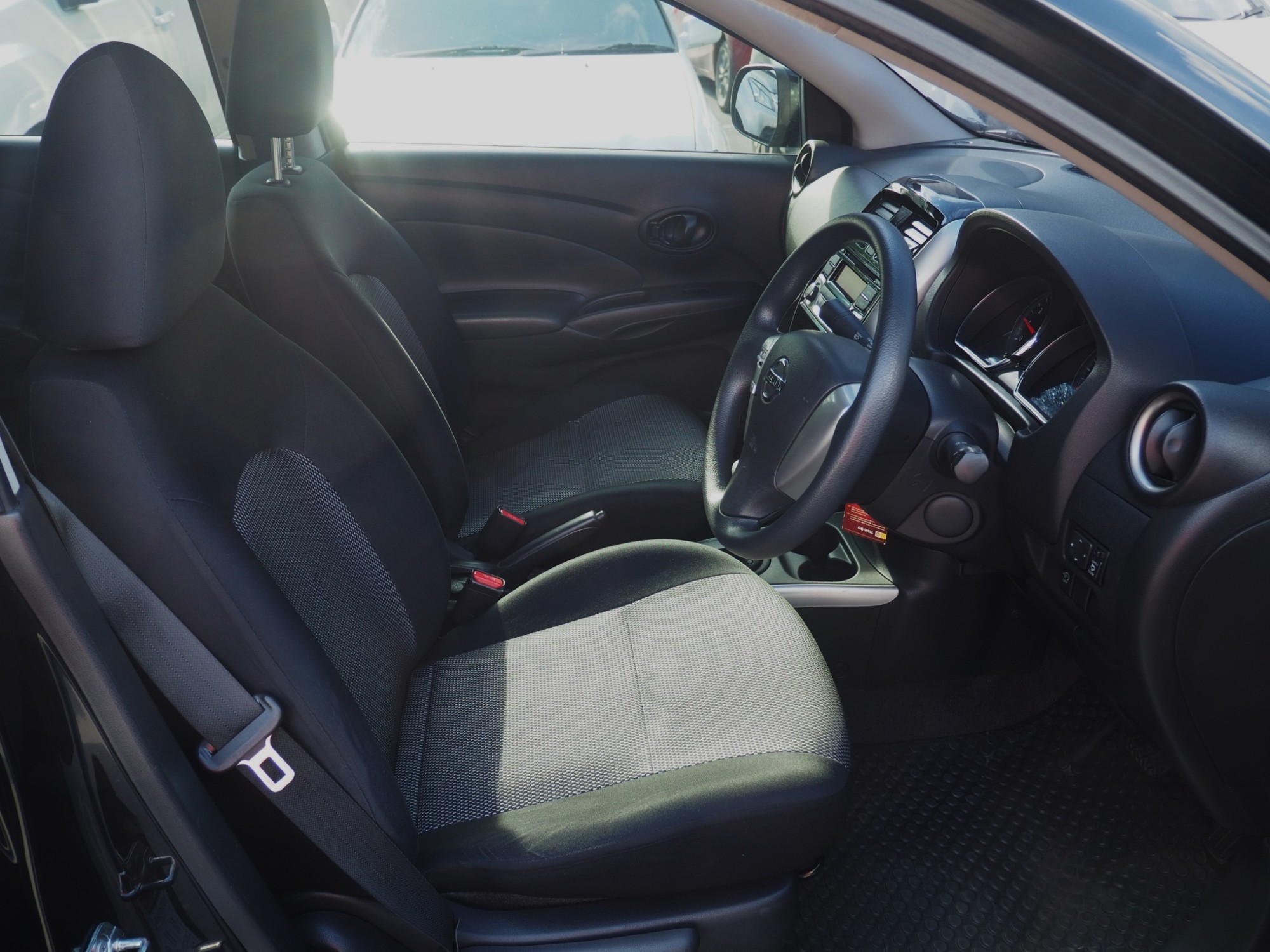 2015 Nissan Almera สีดำ (รูปที่ 4)