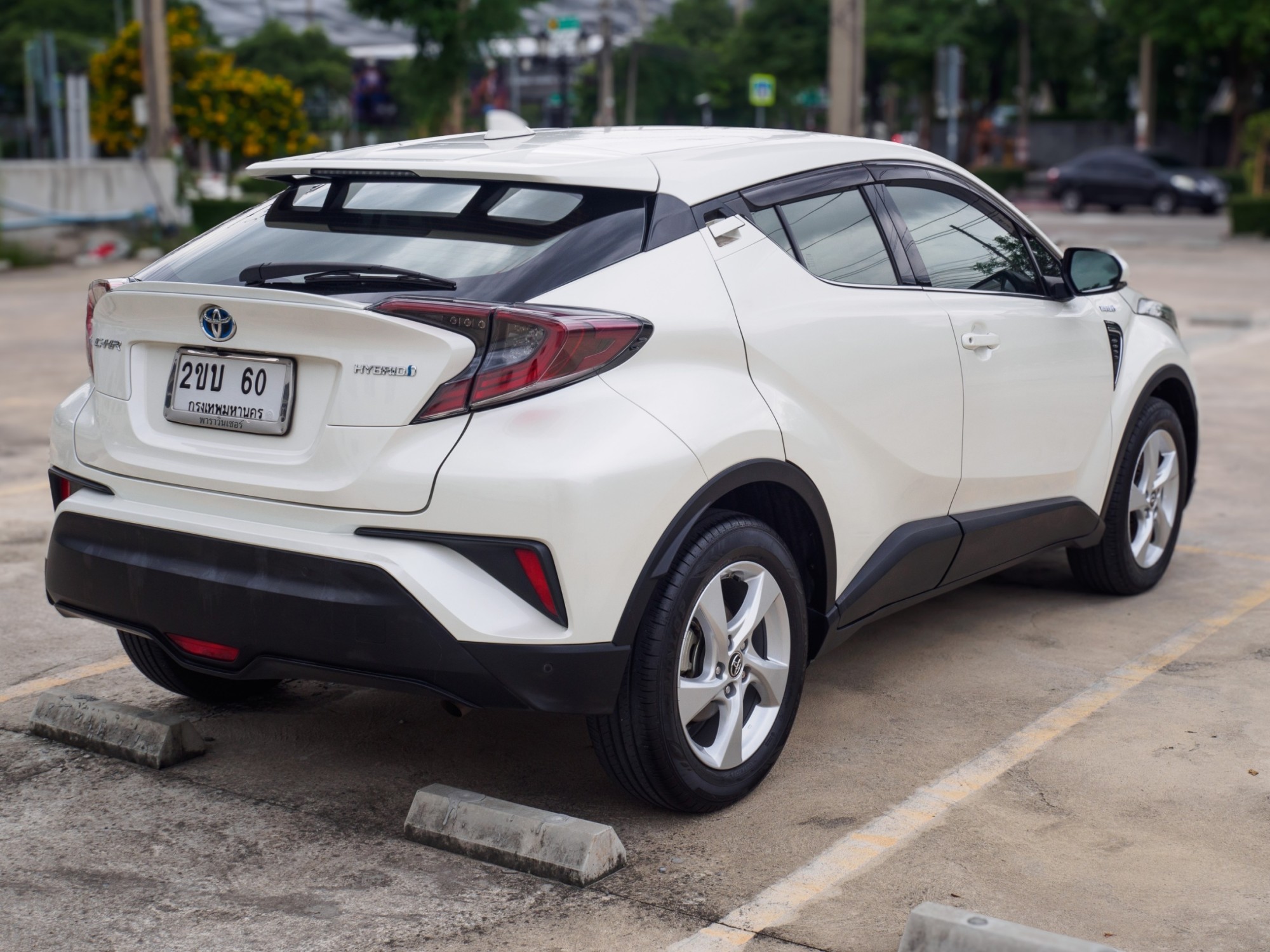 2020 Toyota C-HR สีขาว (รูปที่ 5)