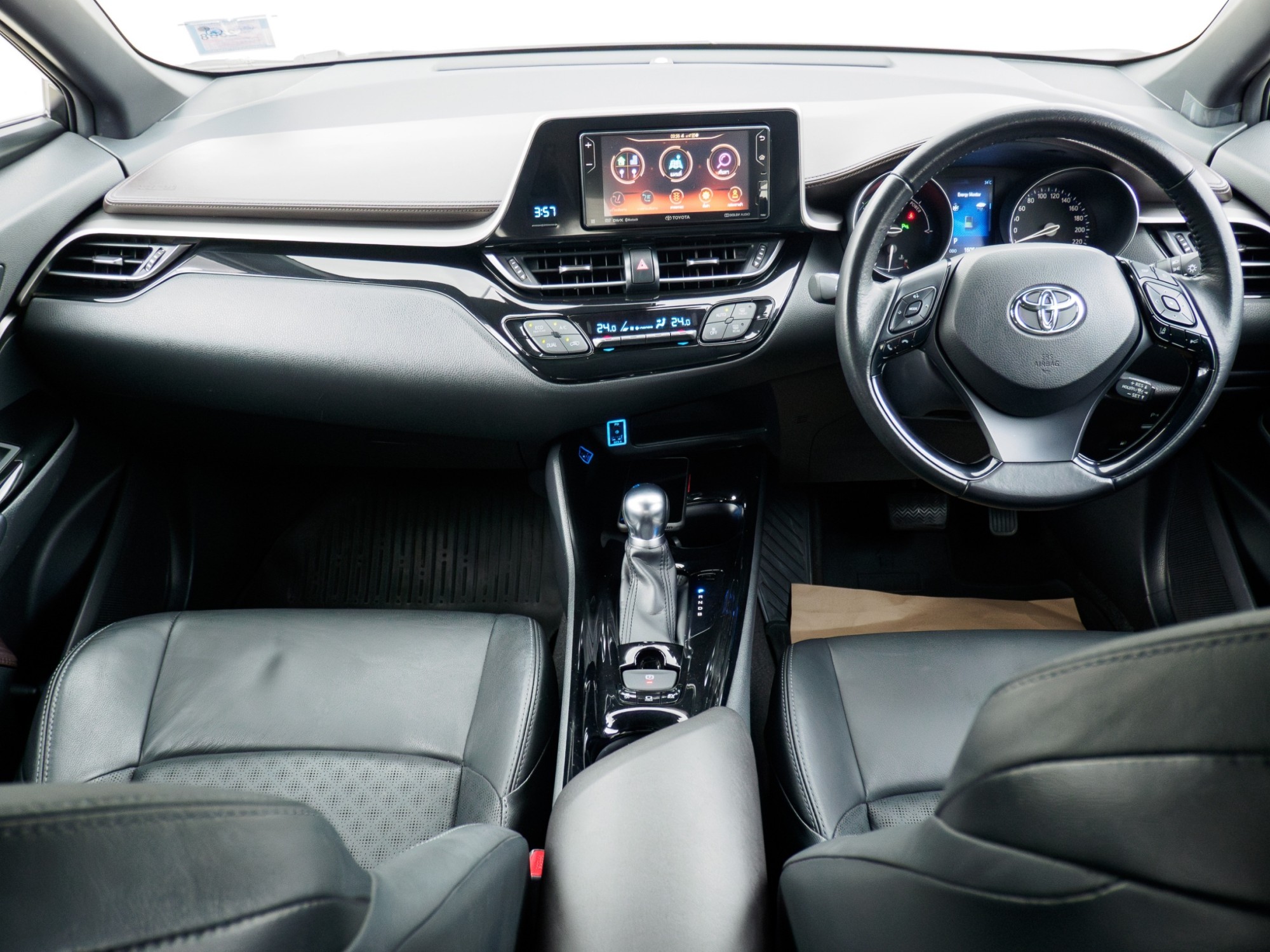 2020 Toyota C-HR สีขาว (รูปที่ 10)