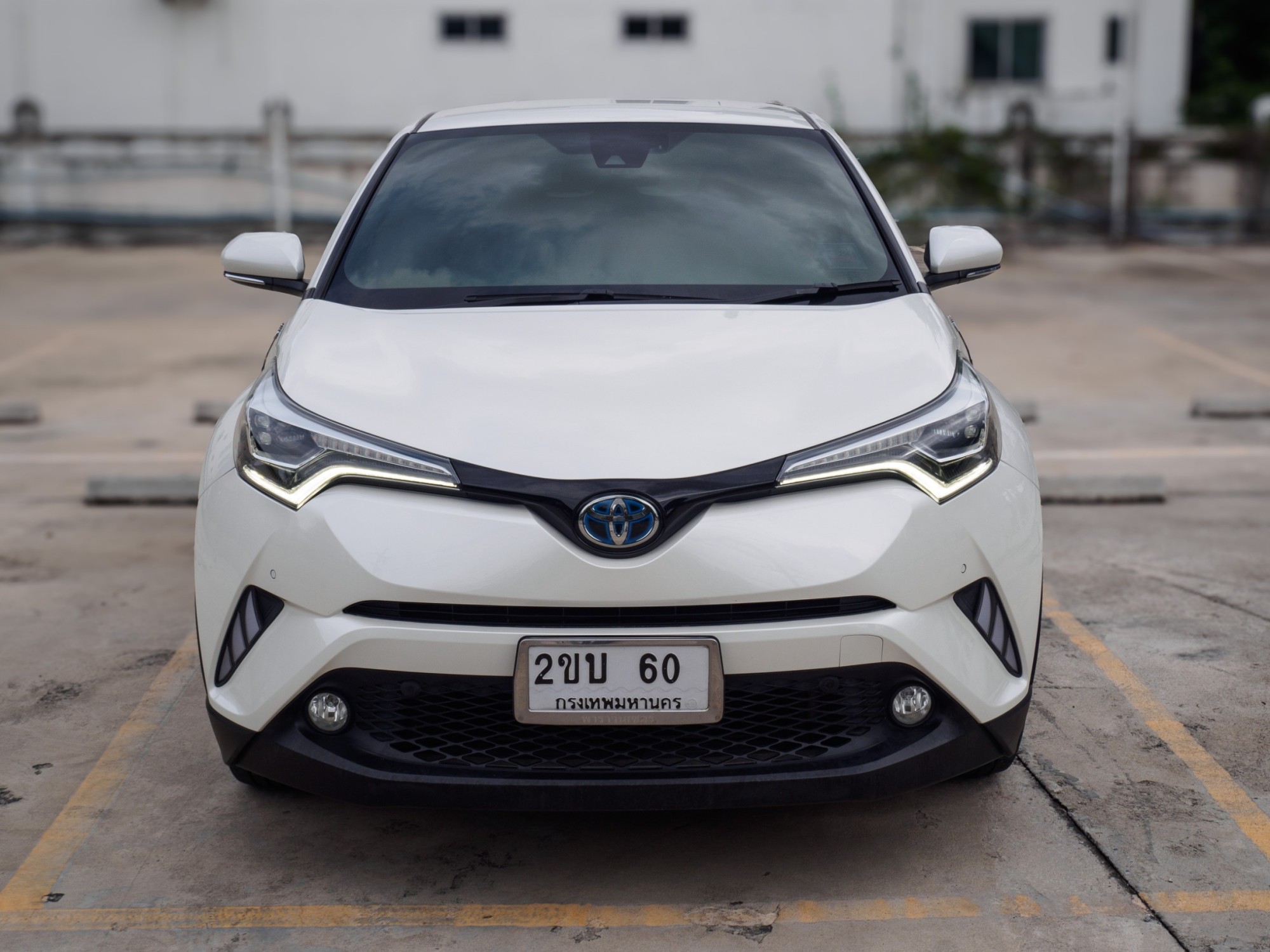 2020 Toyota C-HR สีขาว (รูปที่ 2)