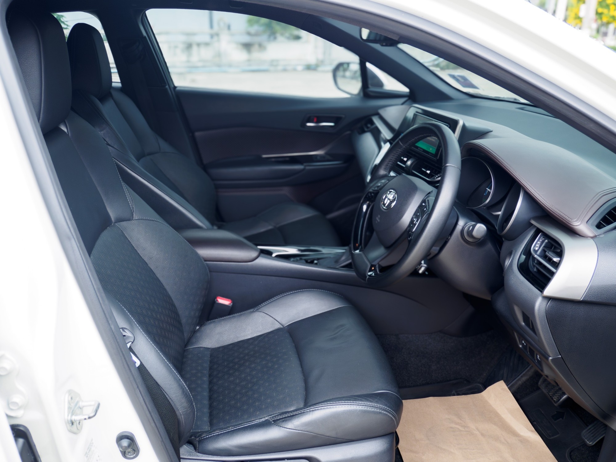 2020 Toyota C-HR สีขาว (รูปที่ 7)