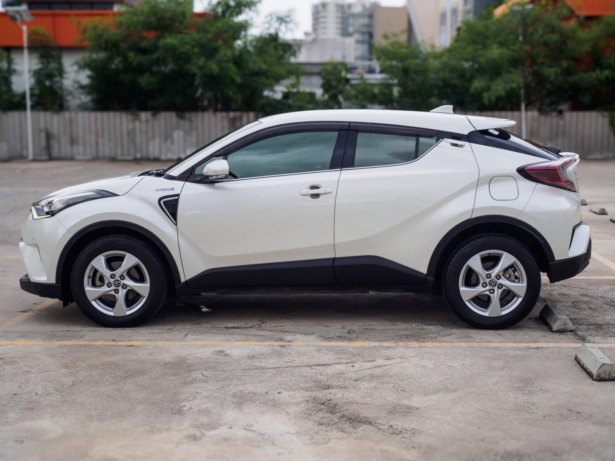 2020 Toyota C-HR สีขาว (รูปที่ 8)