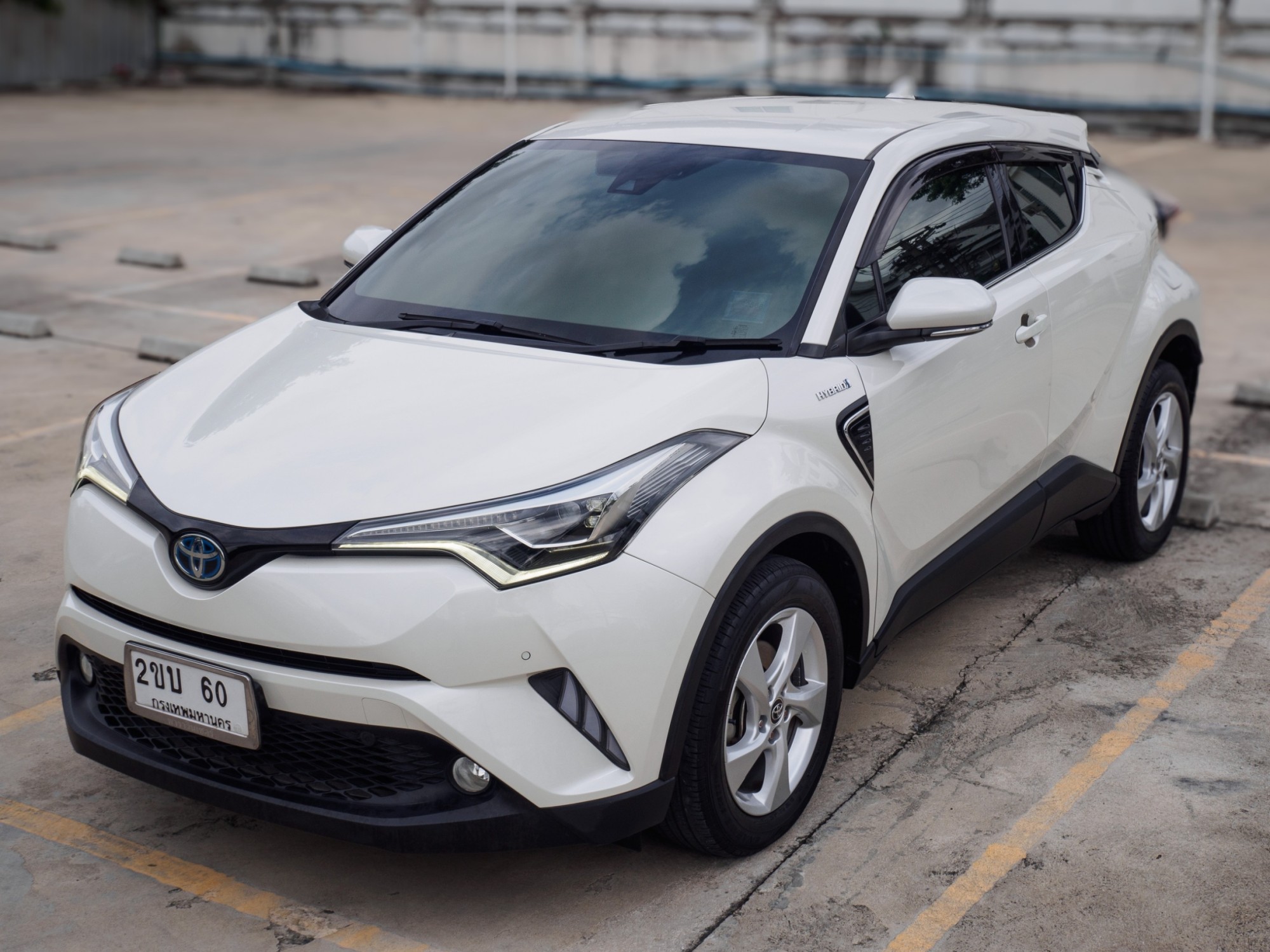 2020 Toyota C-HR สีขาว (รูปที่ 3)