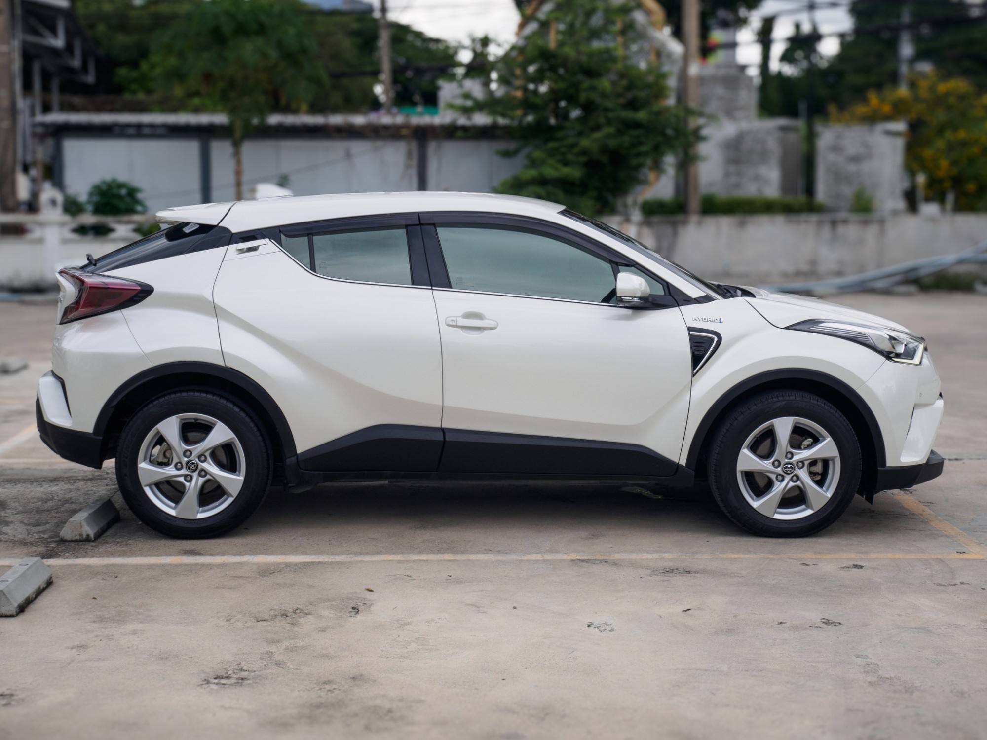 2020 Toyota C-HR สีขาว (รูปที่ 4)