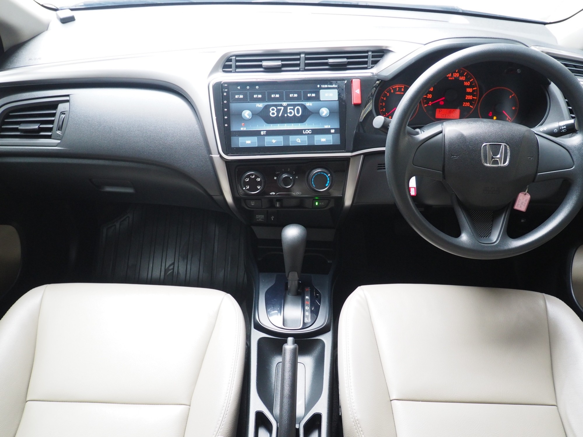 2016 Honda City สีเงิน (รูปที่ 8)