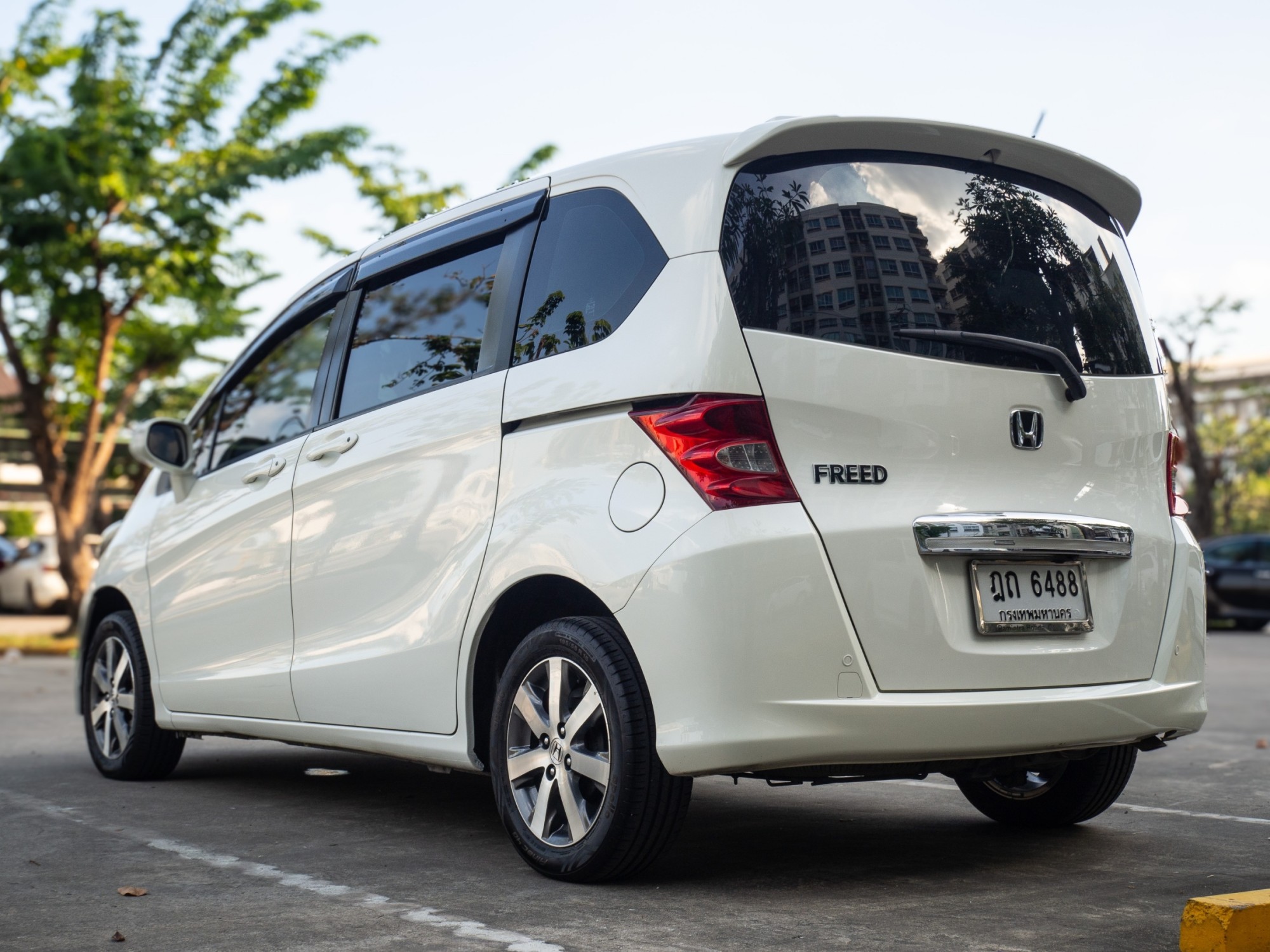 2010 Honda Freed สีขาว (รูปที่ 9)