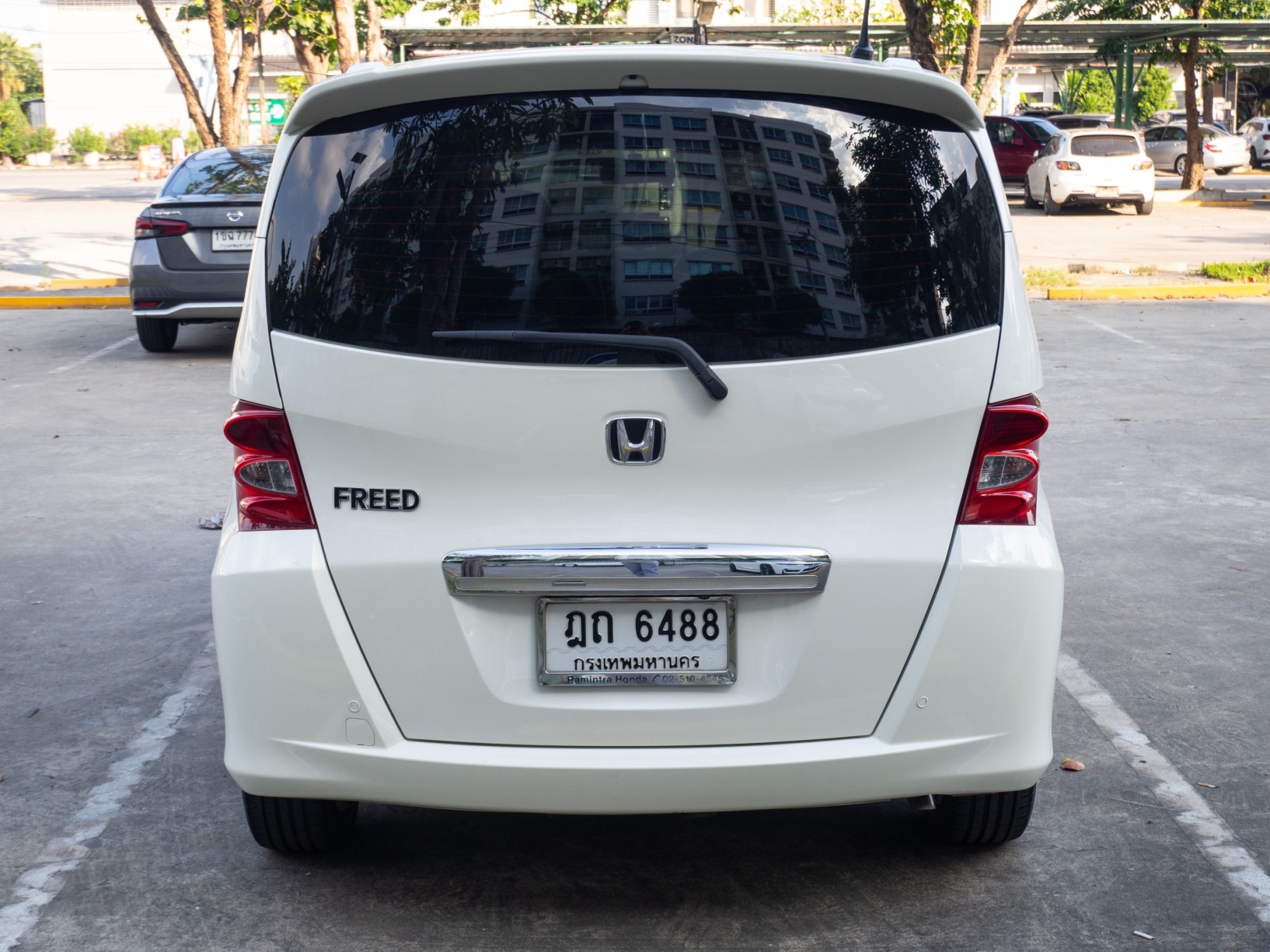2010 Honda Freed สีขาว (รูปที่ 8)