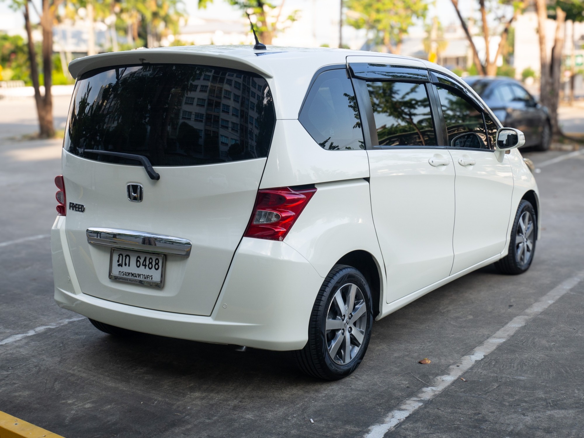 2010 Honda Freed สีขาว (รูปที่ 7)