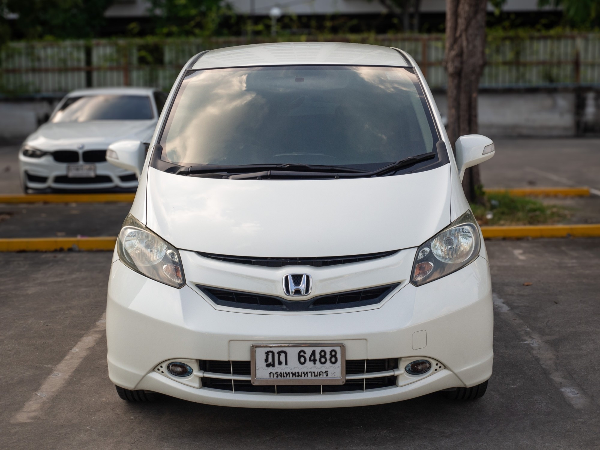 2010 Honda Freed สีขาว (รูปที่ 2)