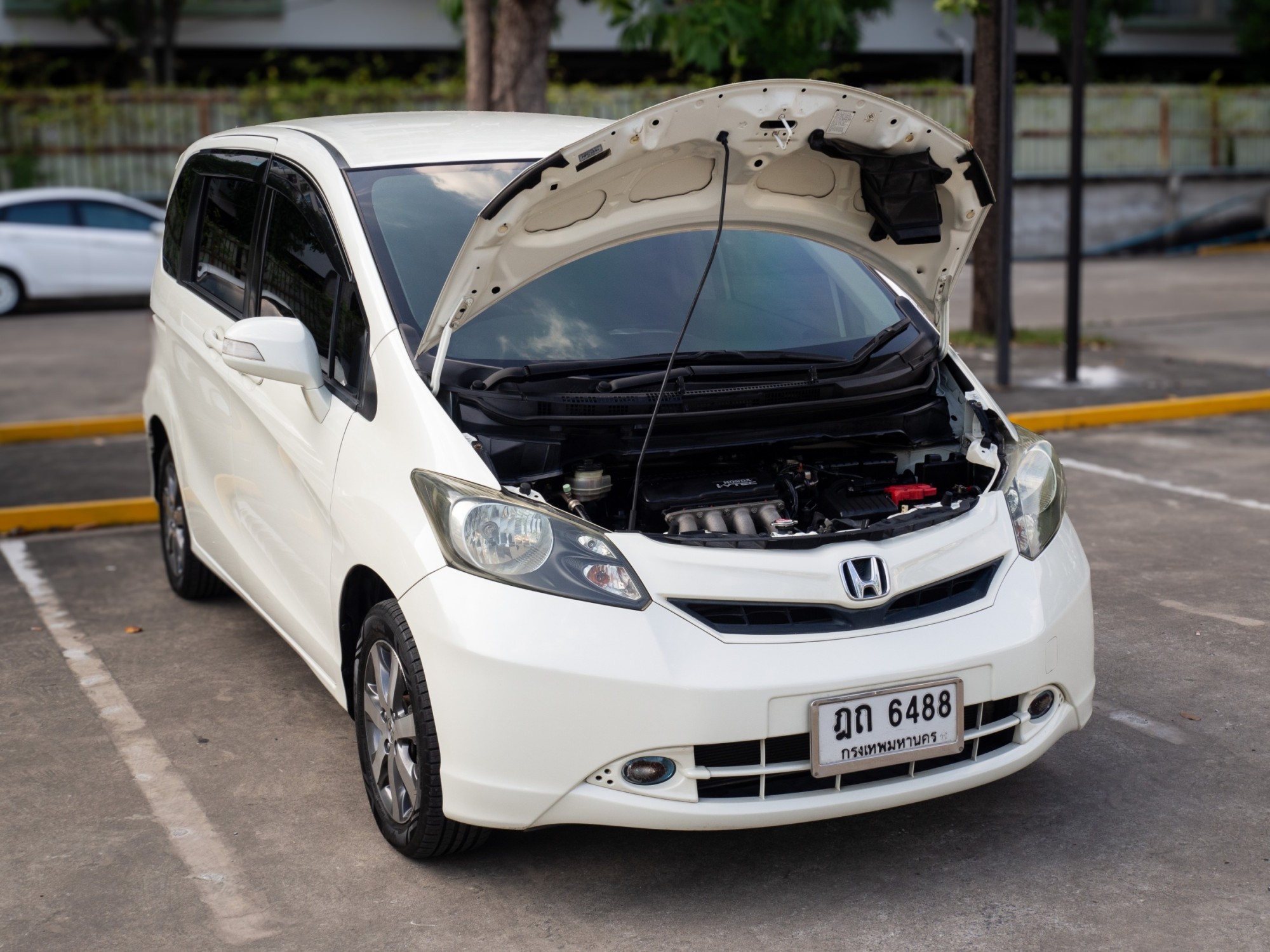 2010 Honda Freed สีขาว (รูปที่ 12)