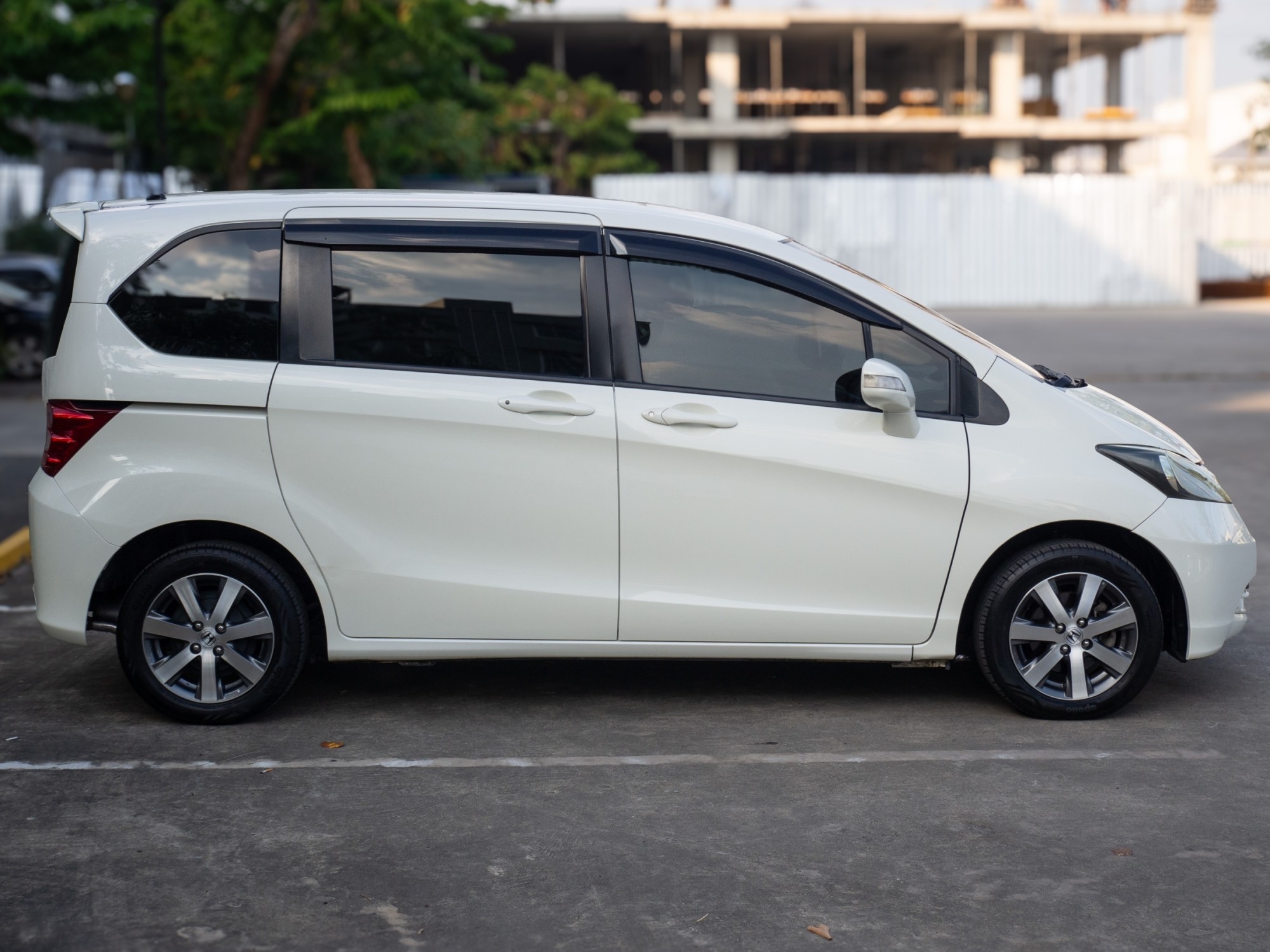 2010 Honda Freed สีขาว (รูปที่ 3)