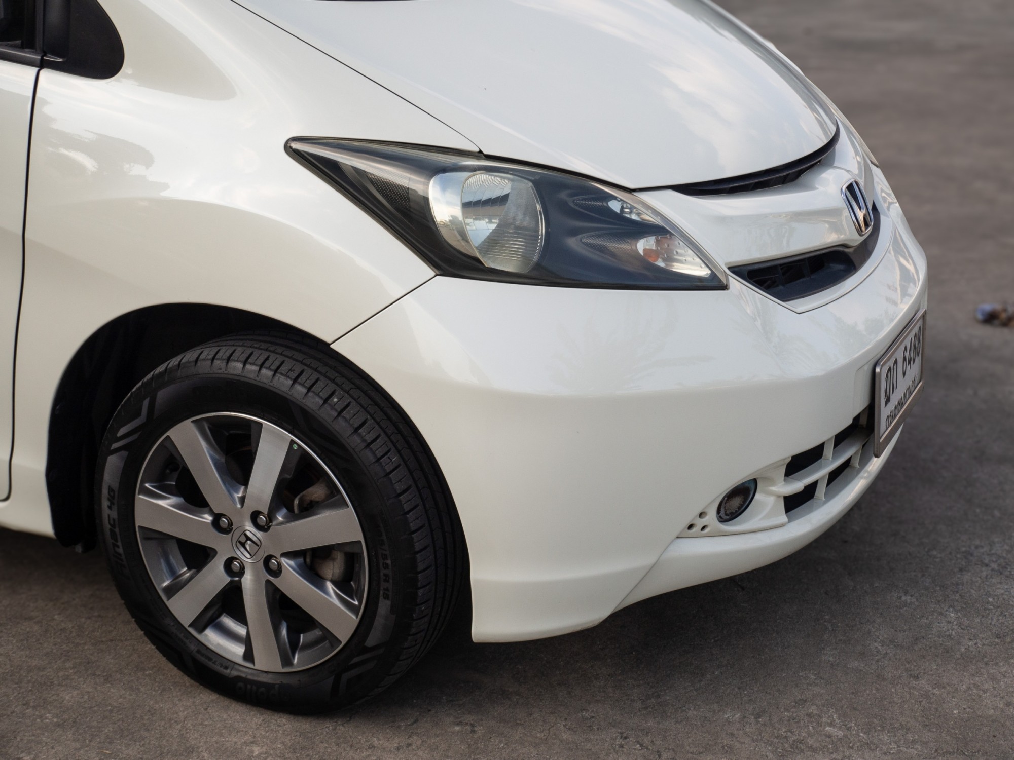 2010 Honda Freed สีขาว (รูปที่ 4)