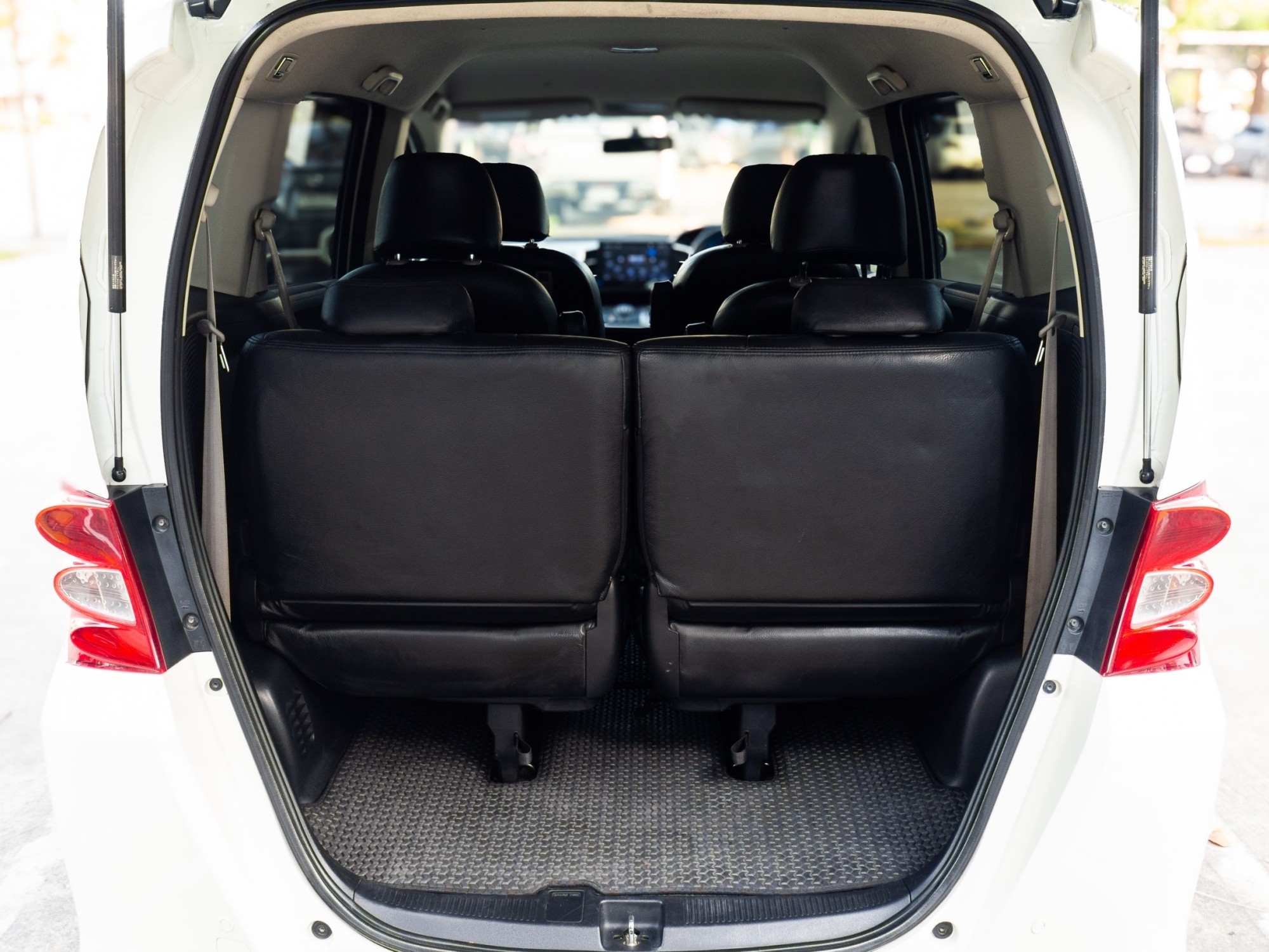2010 Honda Freed สีขาว (รูปที่ 11)