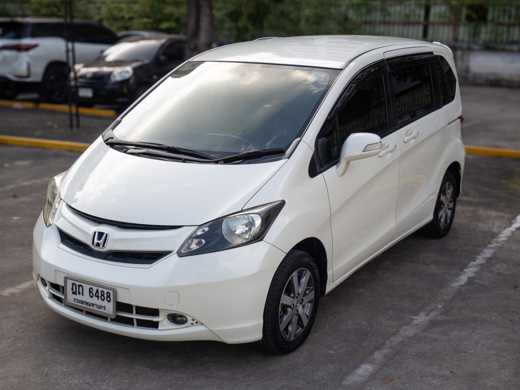 2010 Honda Freed สีขาว (รูปที่ 6)