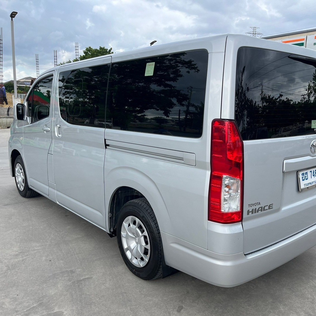 2019 Toyota HiAce หลังคาเตี้ย สีเงิน (รูปที่ 8)