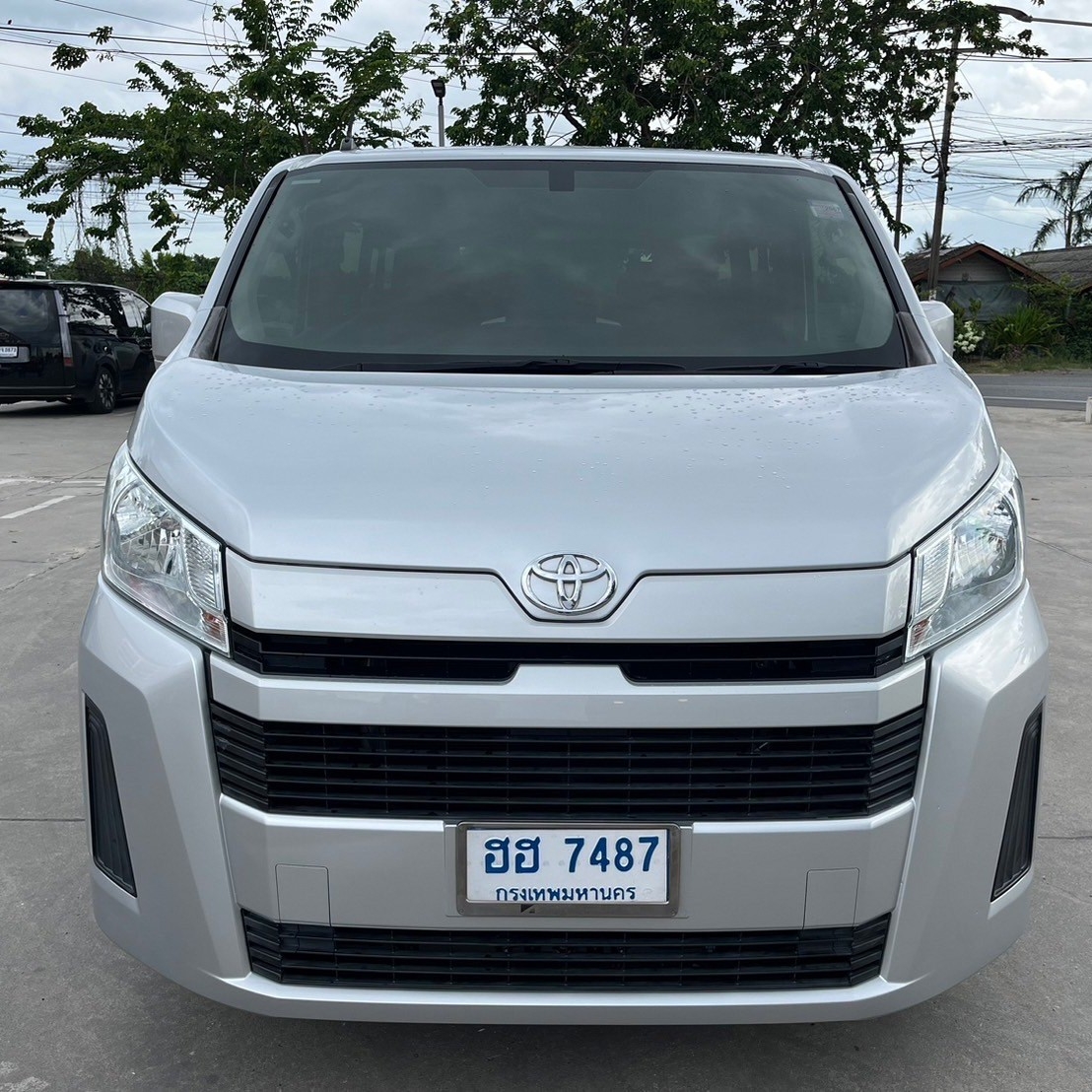 2019 Toyota HiAce หลังคาเตี้ย สีเงิน (รูปที่ 2)