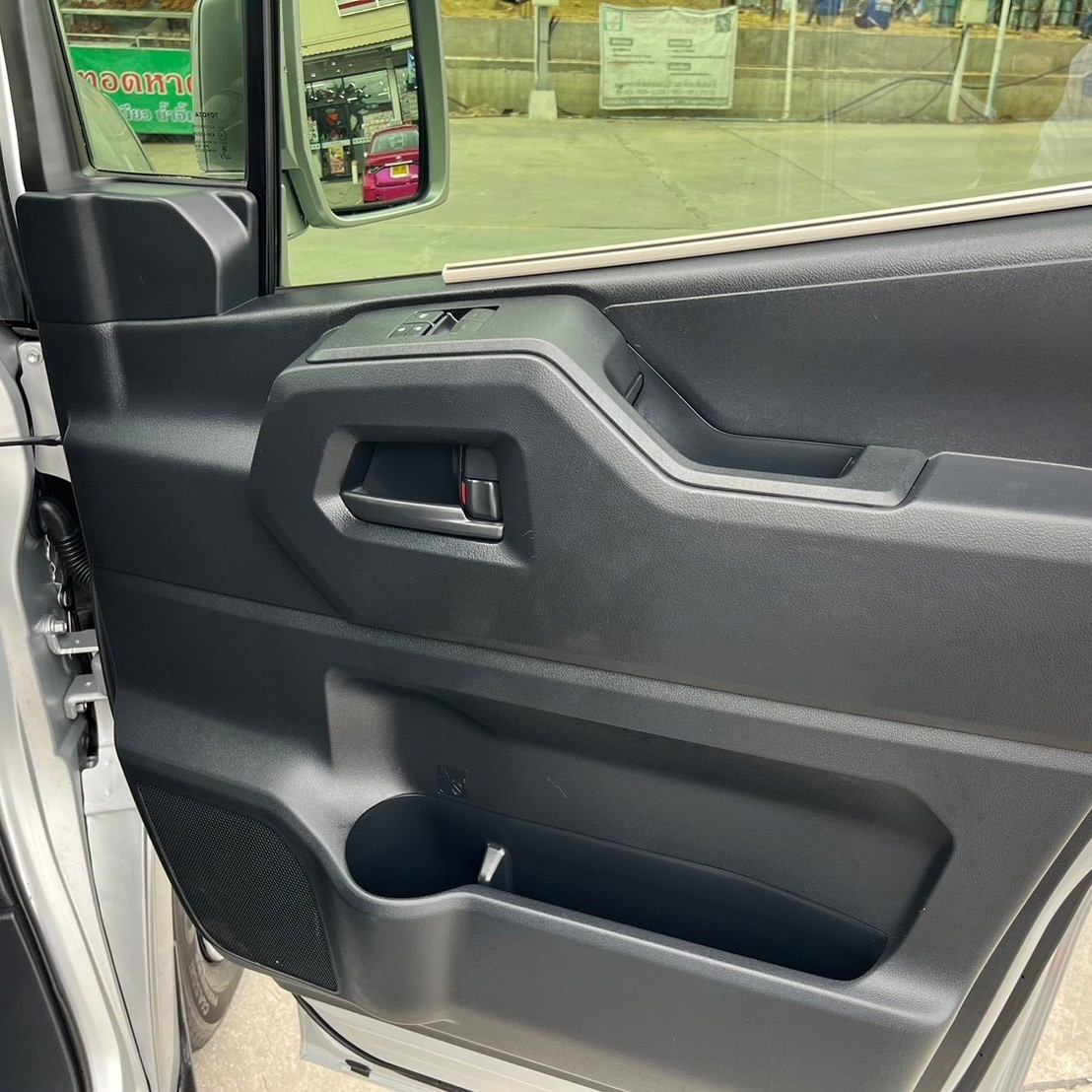 2019 Toyota HiAce หลังคาเตี้ย สีเงิน (รูปที่ 11)