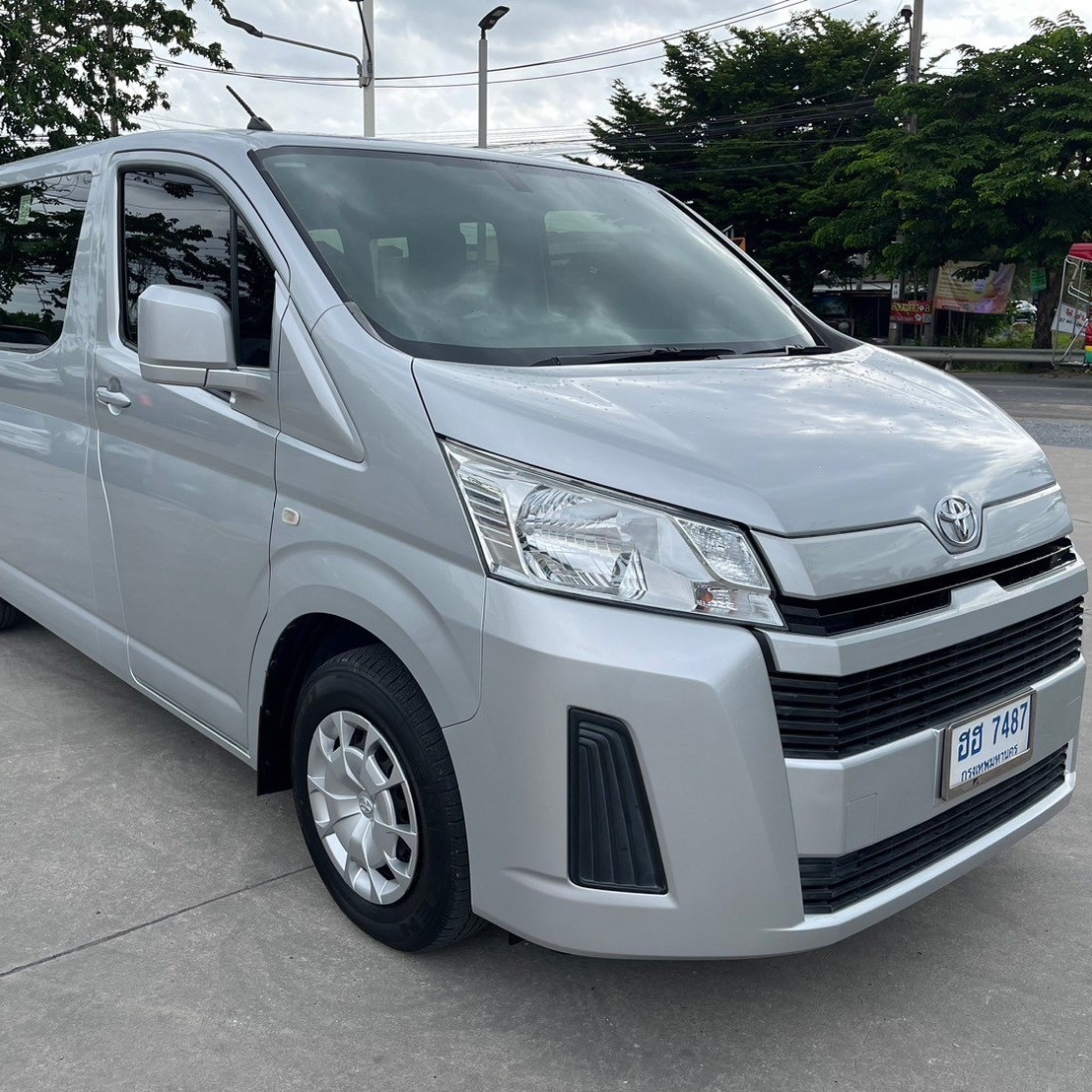 2019 Toyota HiAce หลังคาเตี้ย สีเงิน