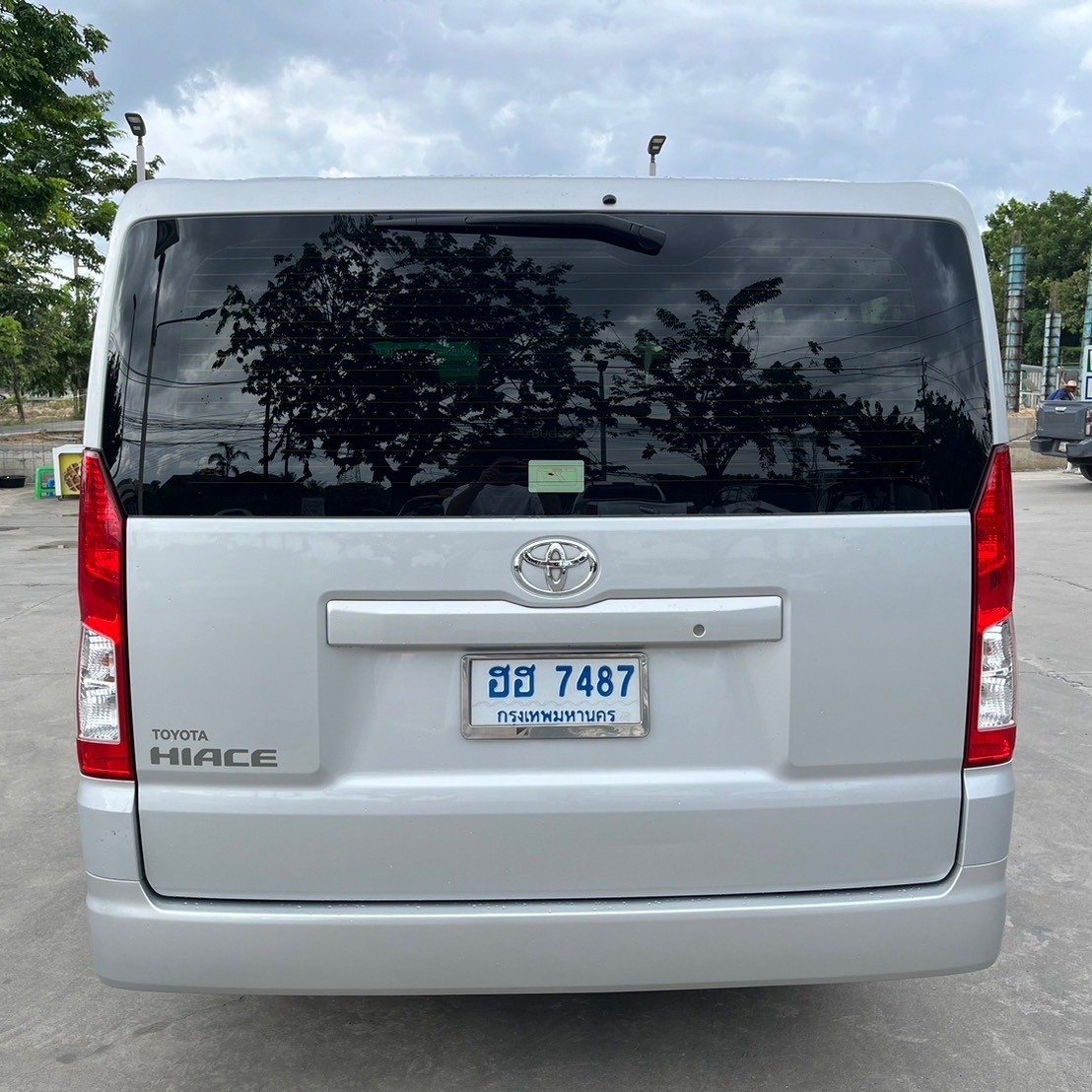 2019 Toyota HiAce หลังคาเตี้ย สีเงิน (รูปที่ 3)