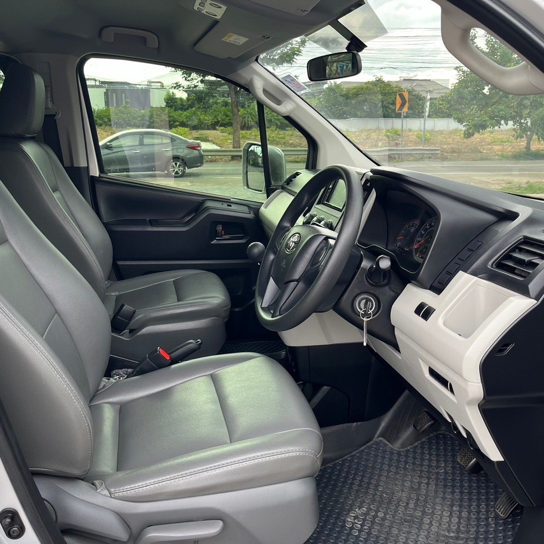 2019 Toyota HiAce หลังคาเตี้ย สีเงิน (รูปที่ 12)