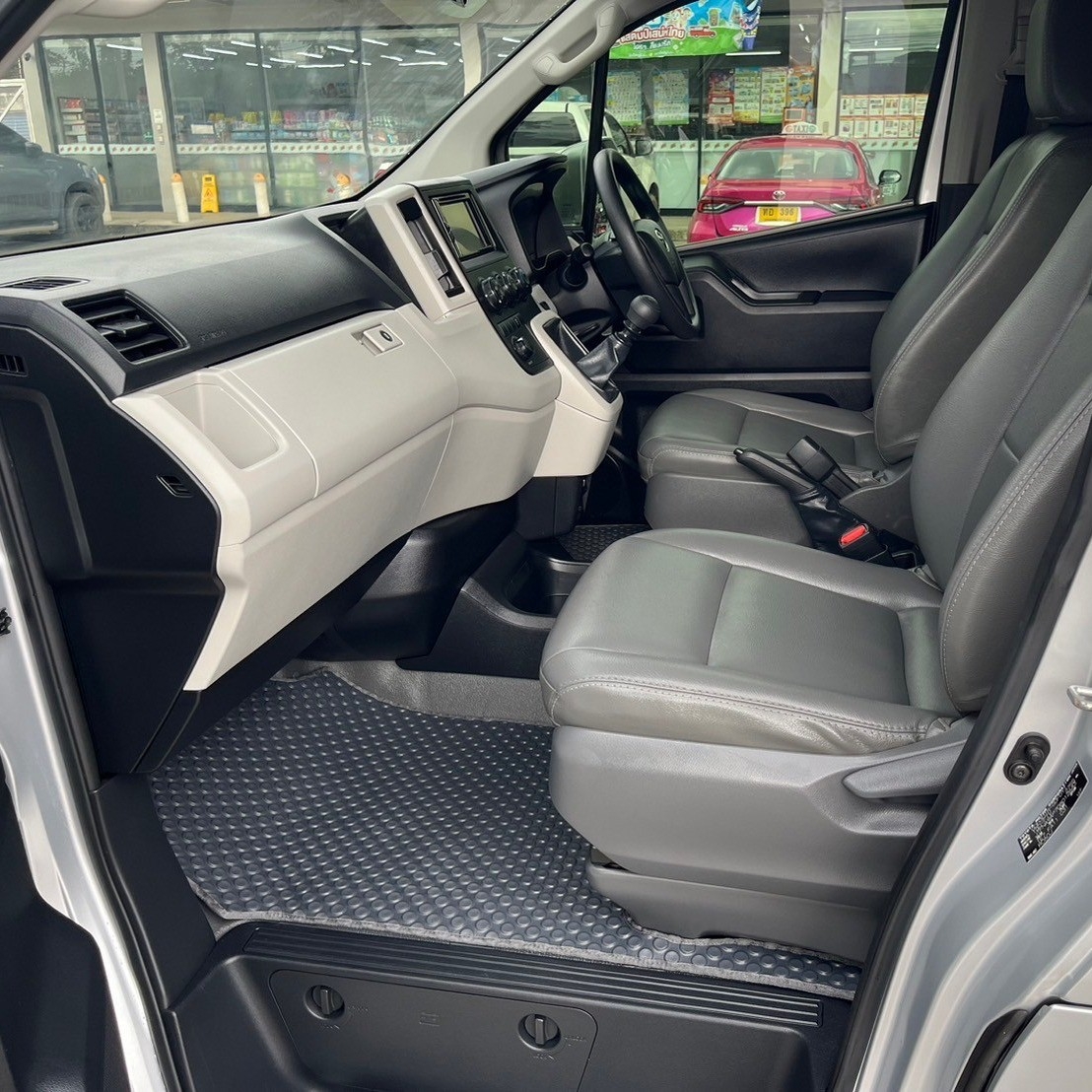 2019 Toyota HiAce หลังคาเตี้ย สีเงิน (รูปที่ 13)