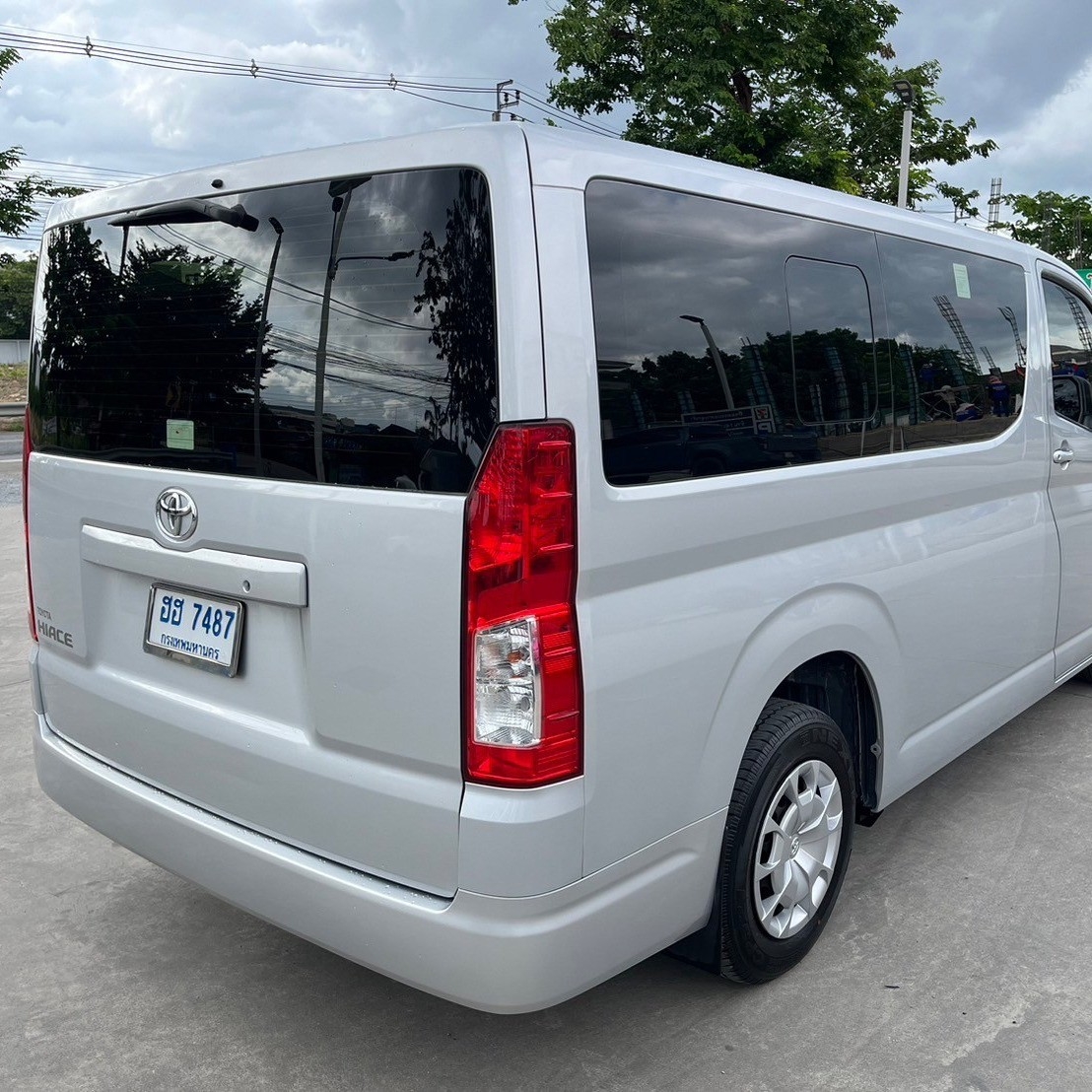 2019 Toyota HiAce หลังคาเตี้ย สีเงิน (รูปที่ 7)
