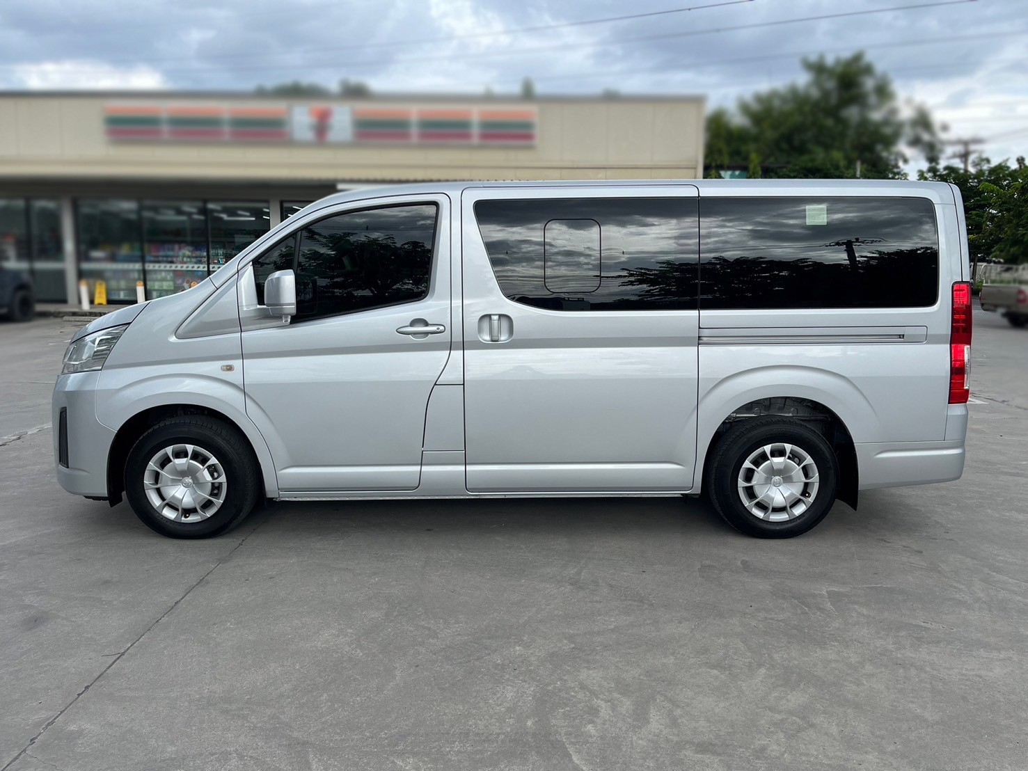 2019 Toyota HiAce หลังคาเตี้ย สีเงิน (รูปที่ 6)