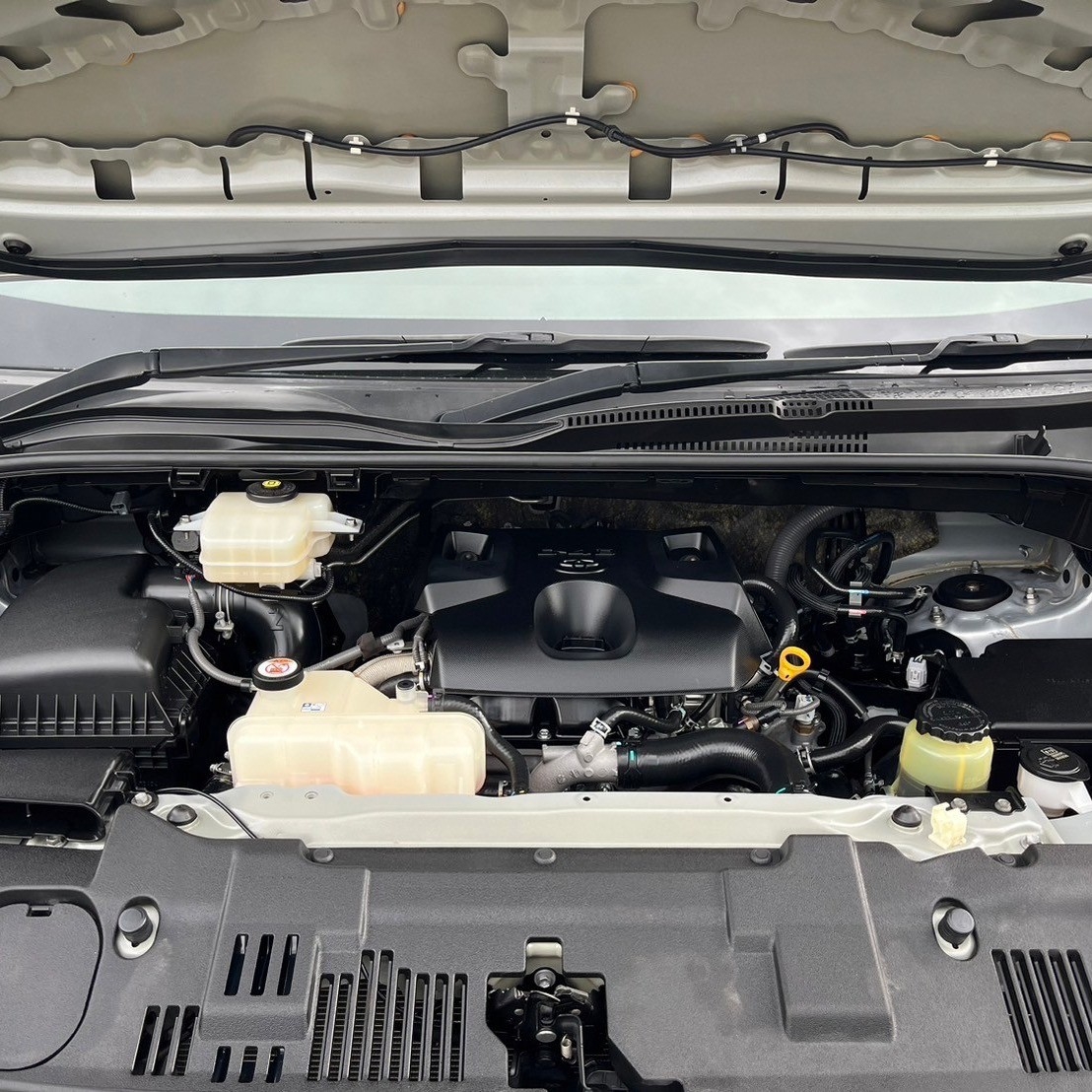 2019 Toyota HiAce หลังคาเตี้ย สีเงิน (รูปที่ 18)