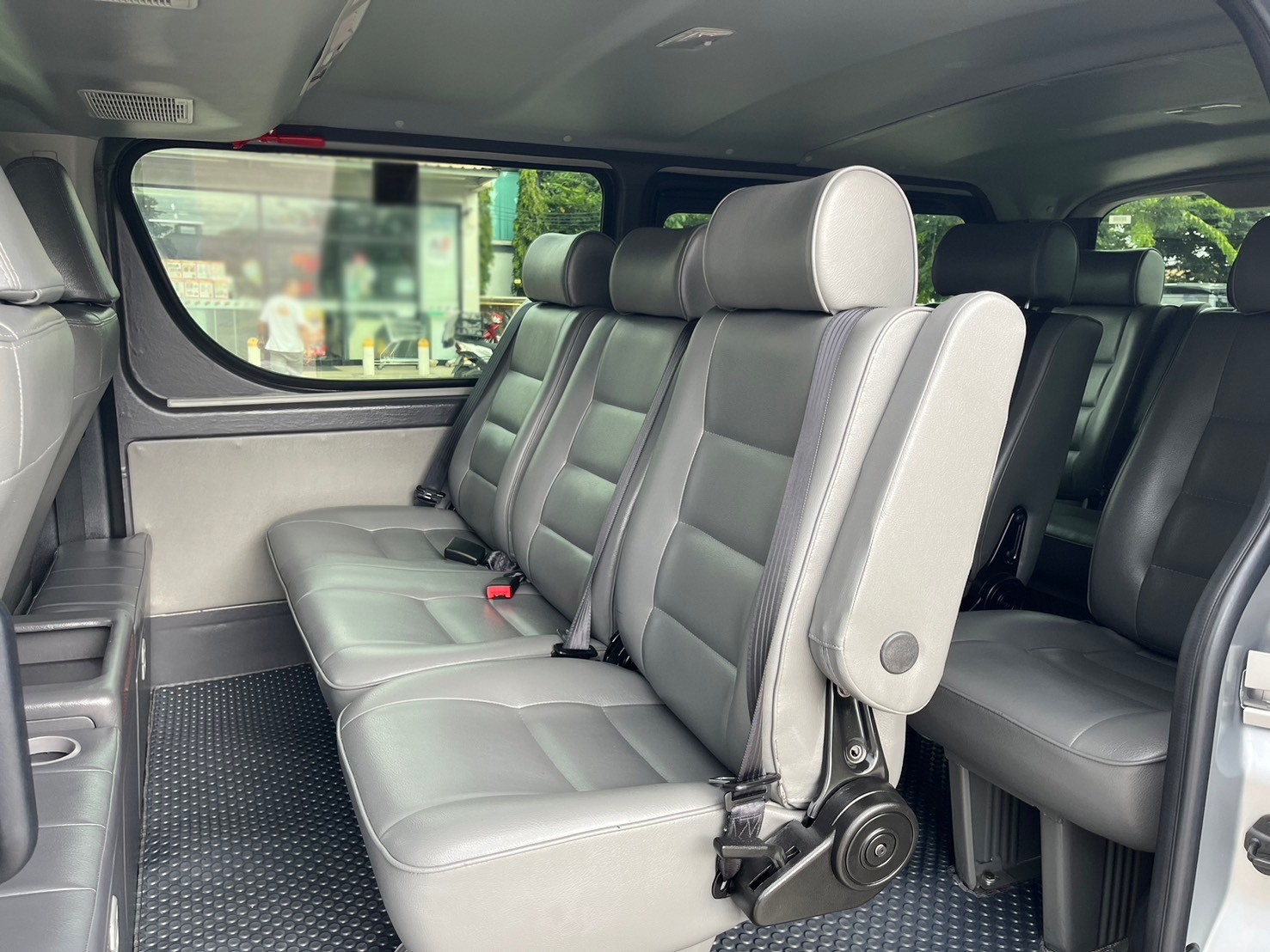 2019 Toyota HiAce หลังคาเตี้ย สีเงิน (รูปที่ 14)