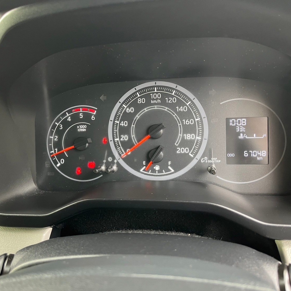 2019 Toyota HiAce หลังคาเตี้ย สีเงิน (รูปที่ 4)